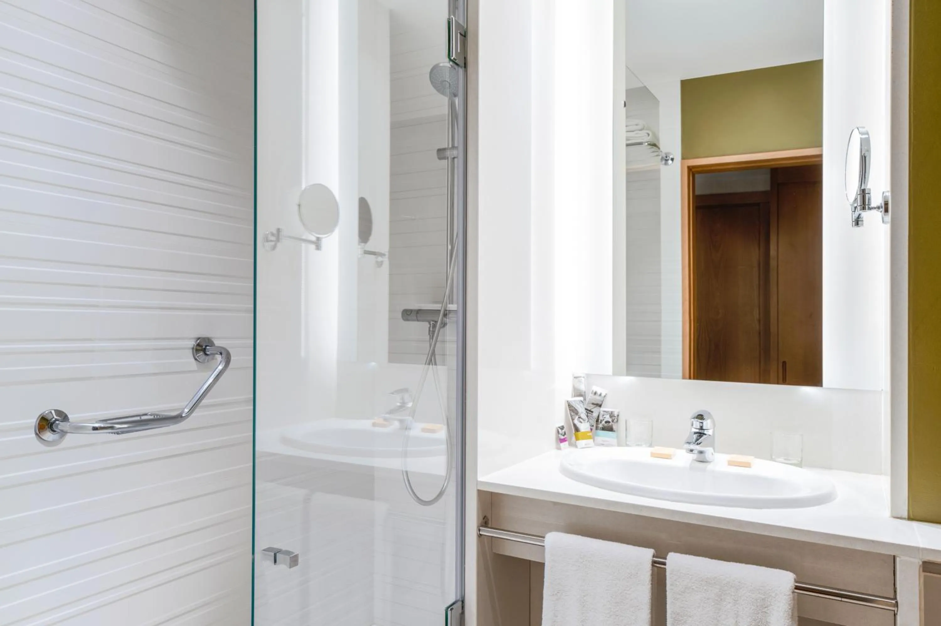 Toilet in Hotel Mercure Porto Gaia