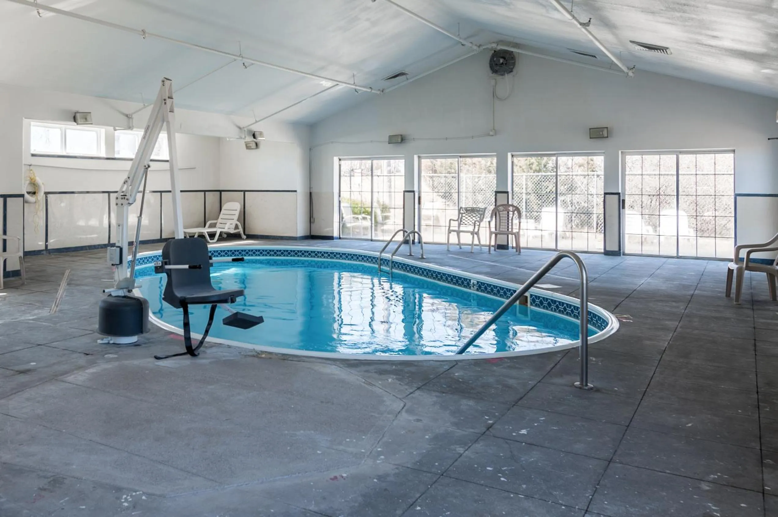 Swimming pool in Motel 6-Olathe, KS