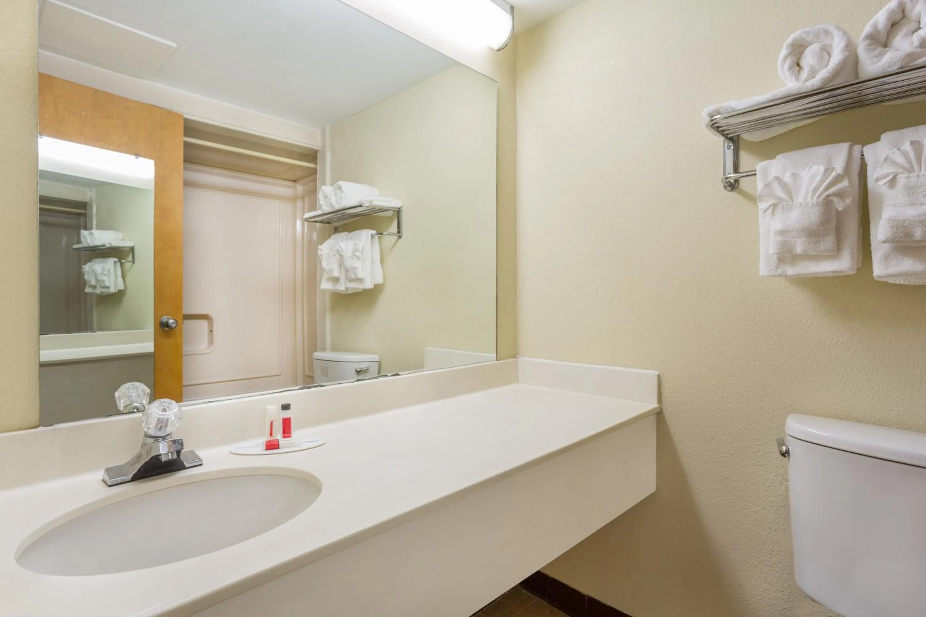 Bathroom in Howard Johnson by Wyndham Williamsburg