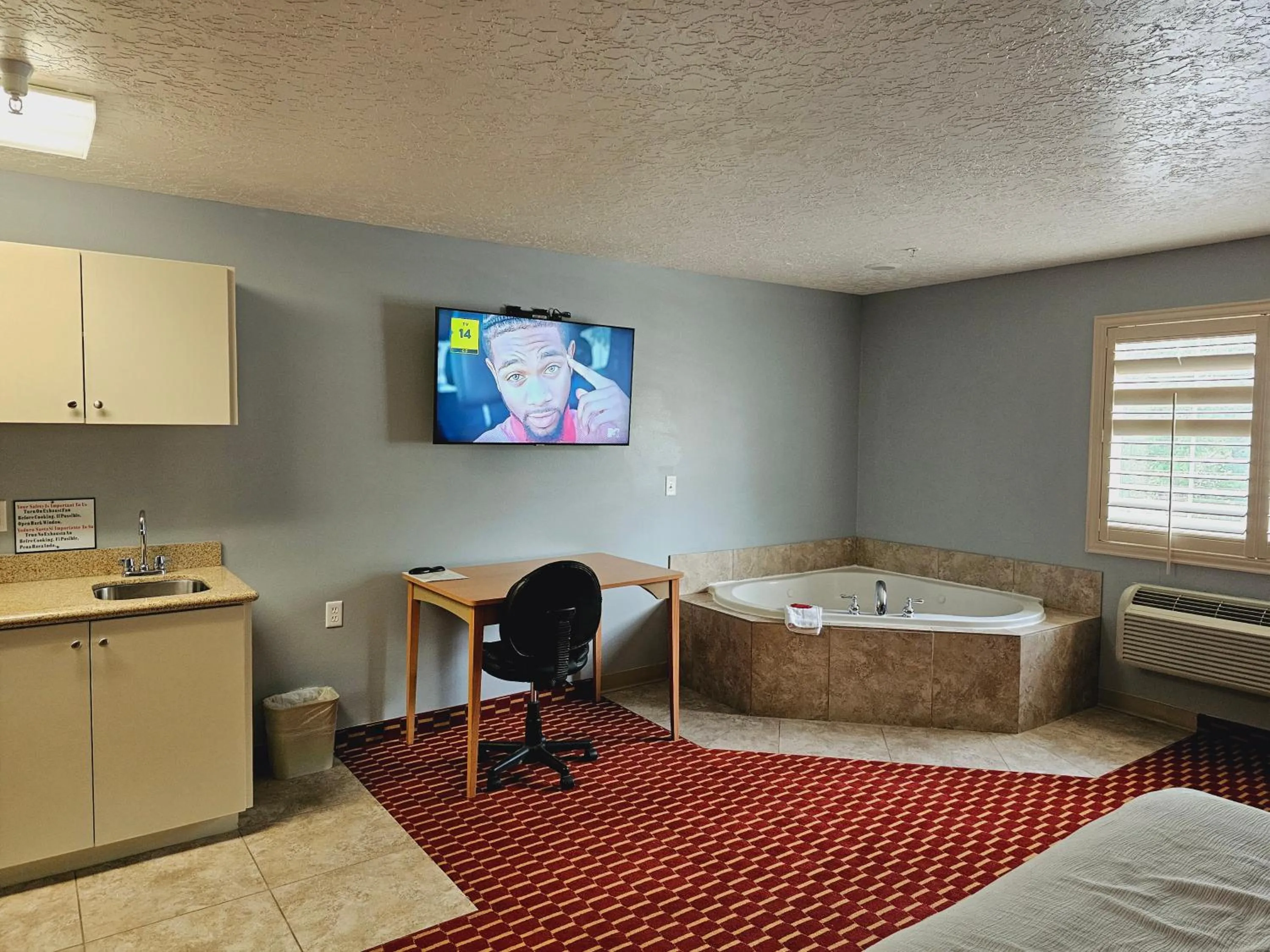 TV and multimedia, Bed in Executive Inn & Suites Extended Stay - Vernal
