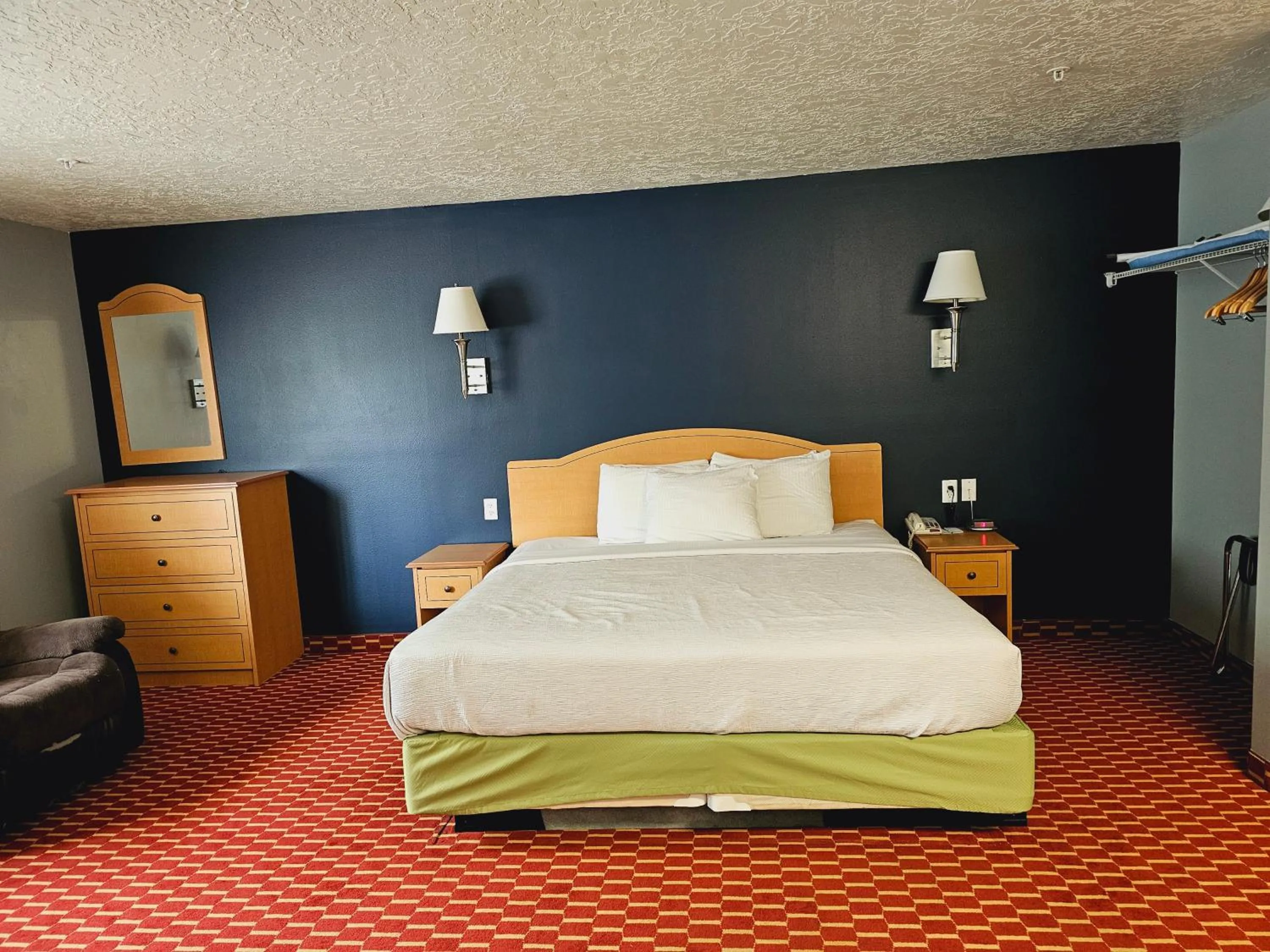 Bedroom, Bed in Executive Inn & Suites Extended Stay - Vernal