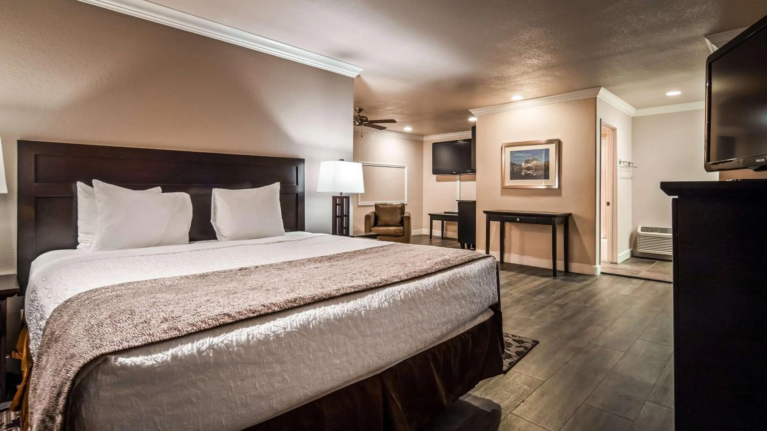 Photo of the whole room, Bed in Best Western Bishop Lodge