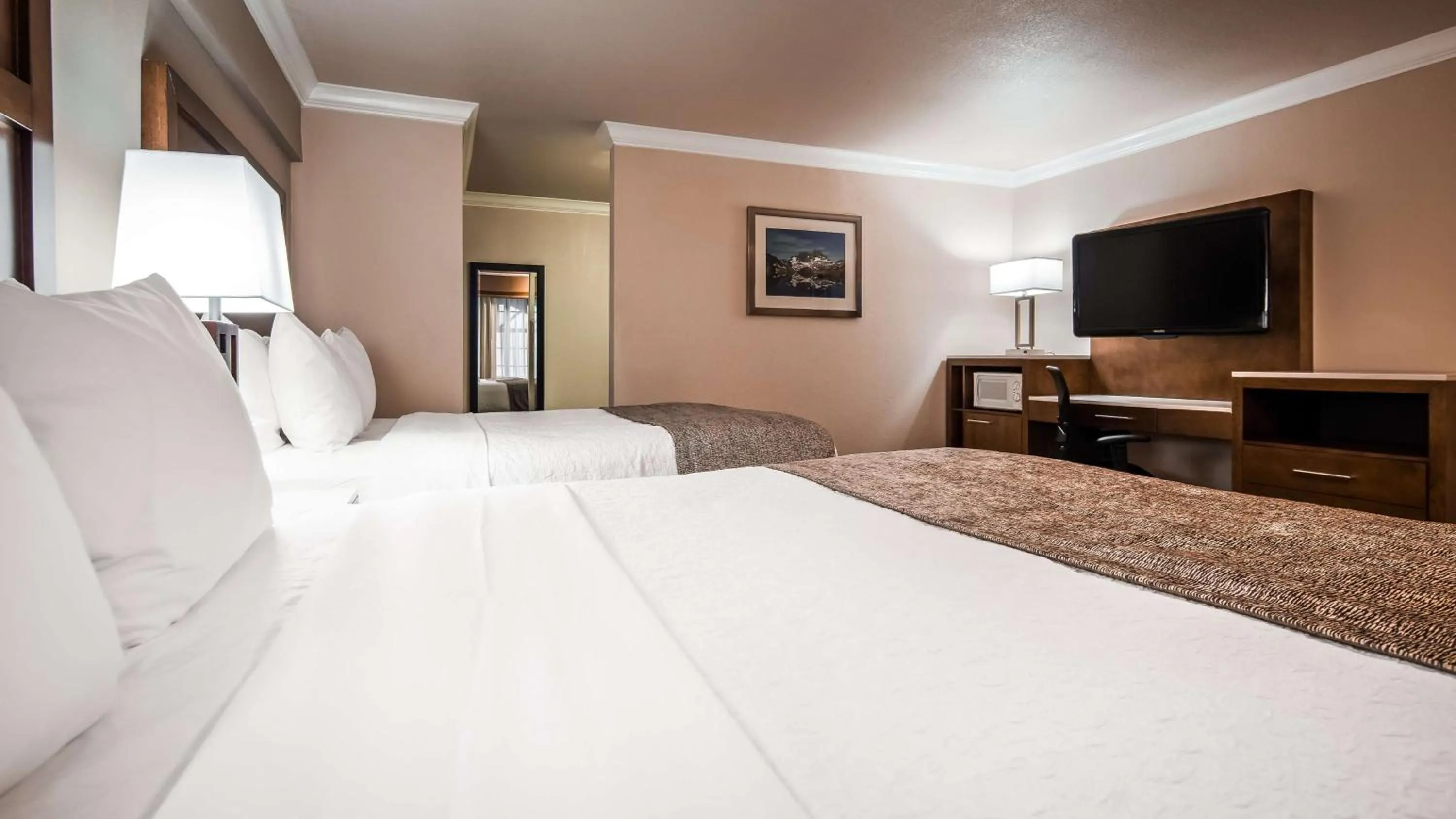 Photo of the whole room, Bed in Best Western Bishop Lodge