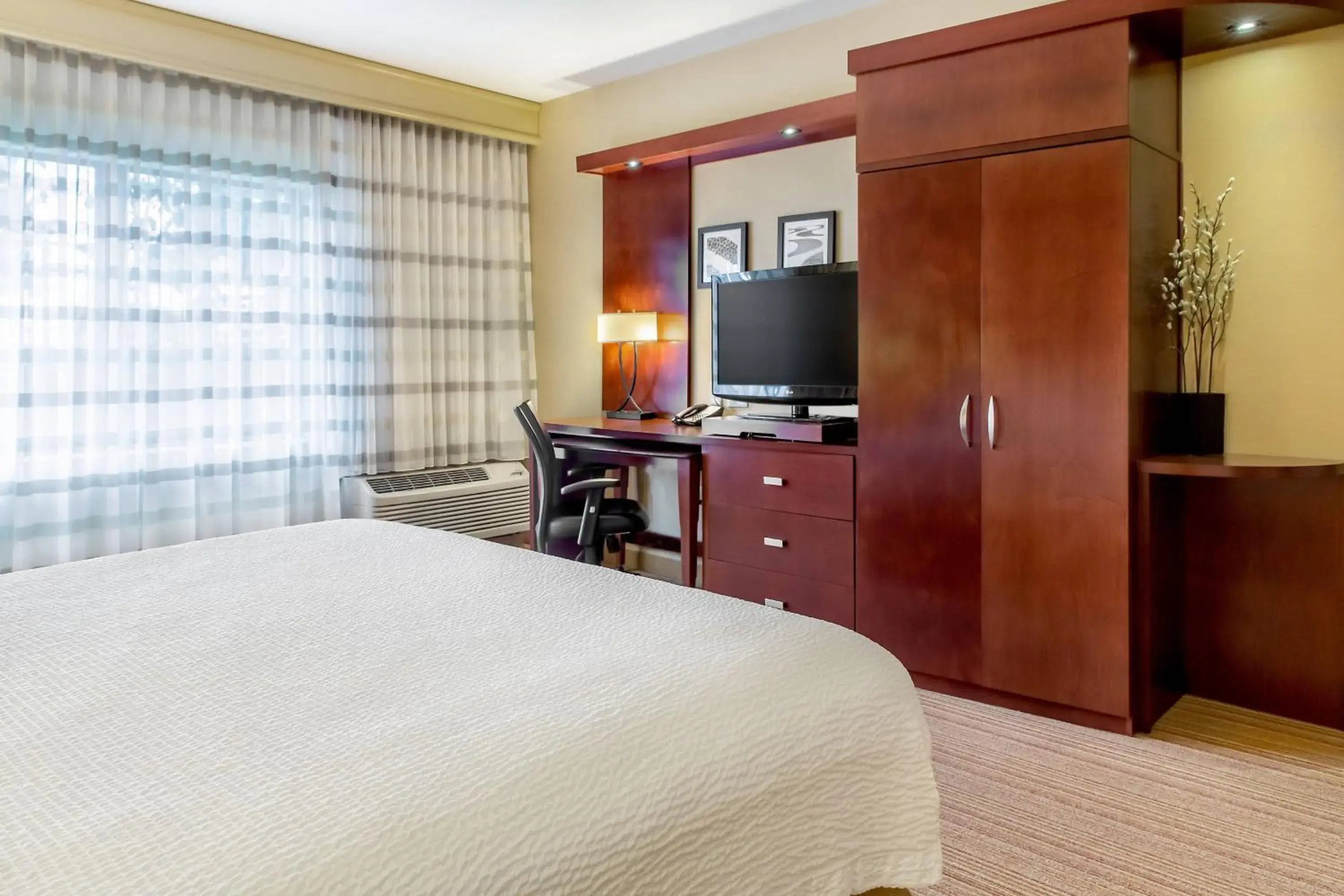 King Room with Sofa Bed in Courtyard by Marriott Lexington Keeneland/Airport King Room with Sofa Bed in Courtyard by Marriott Lexington Keeneland/Airport