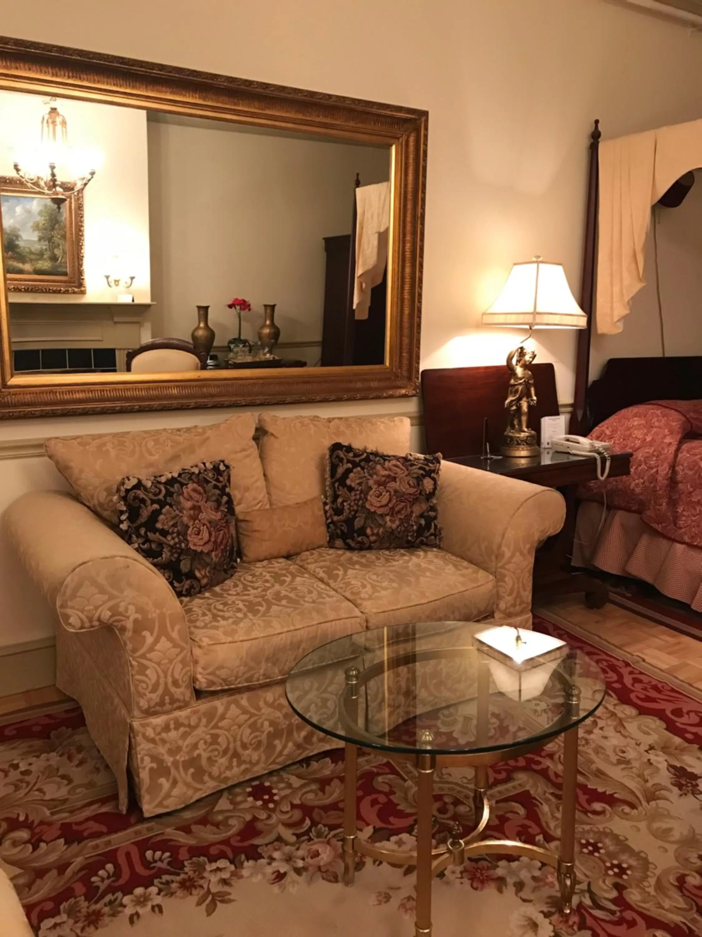 Seating area in 1896 House Country Inn - Barnside Inn