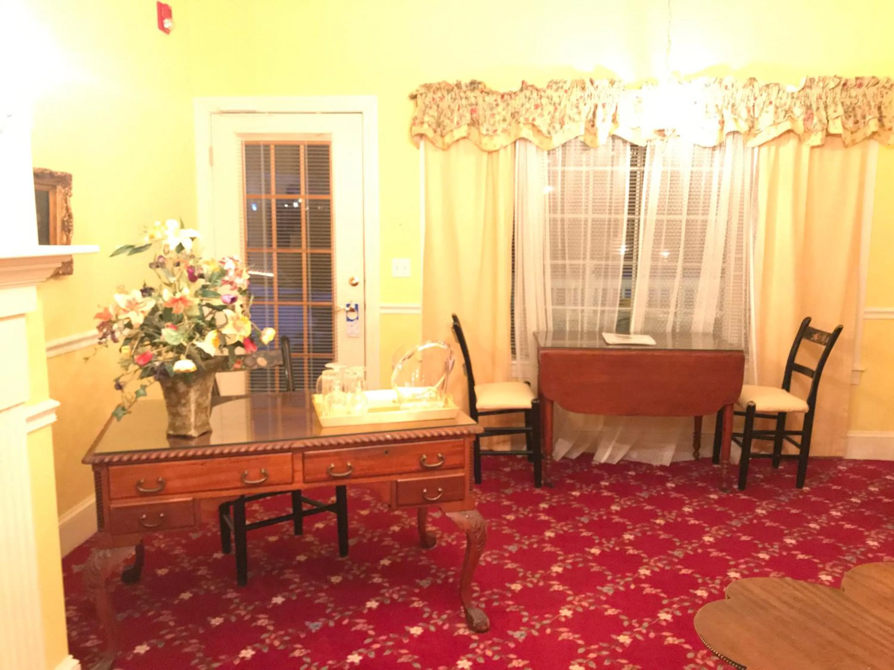 Seating area in 1896 House Country Inn - Barnside Inn
