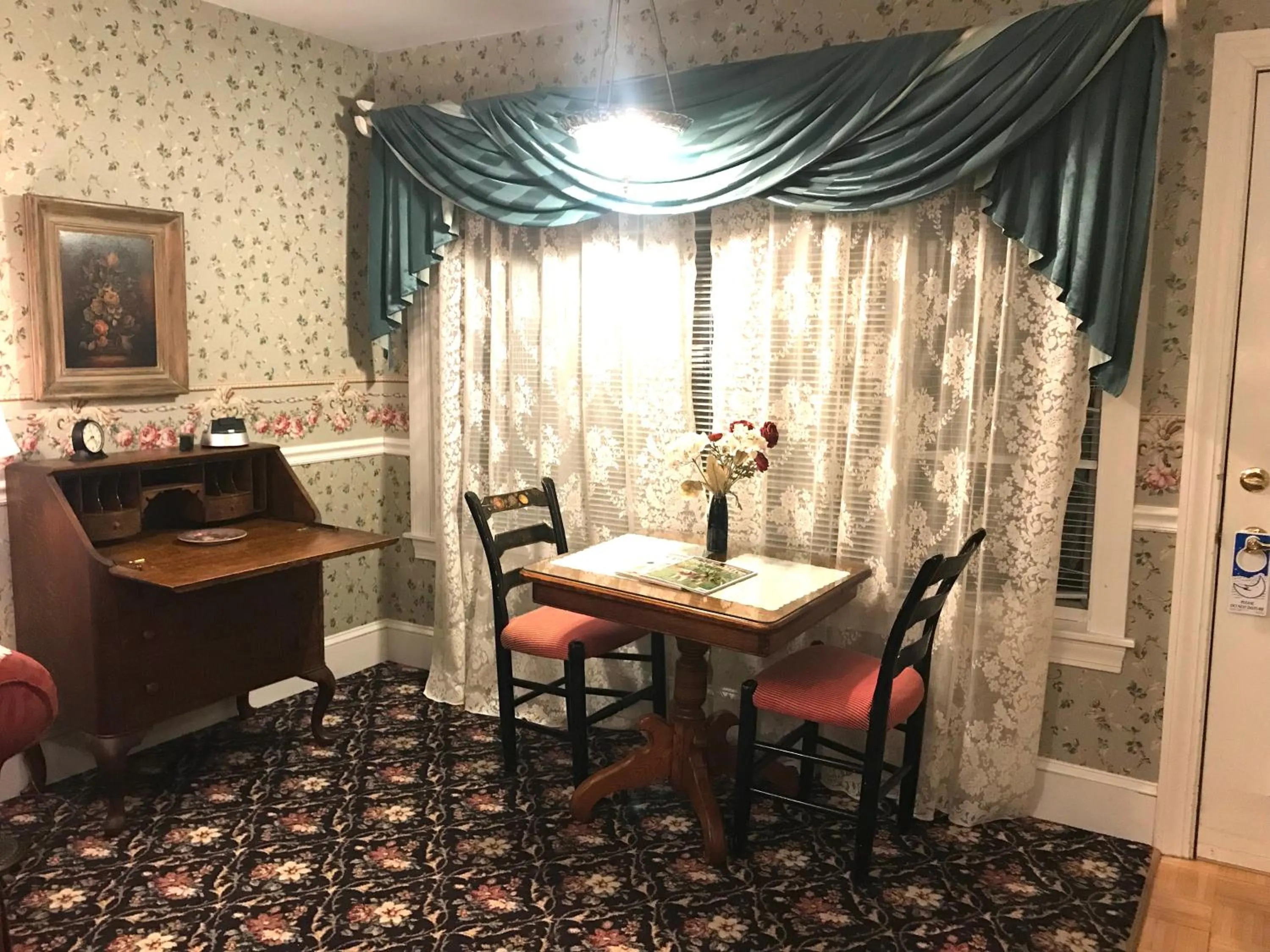 Seating area in 1896 House Country Inn - Barnside Inn
