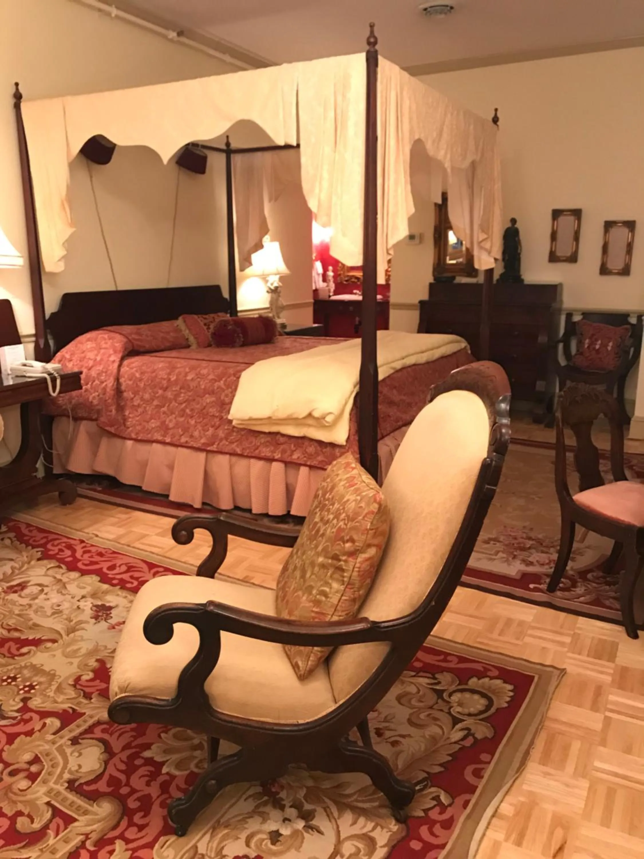 Bed in 1896 House Country Inn - Barnside Inn