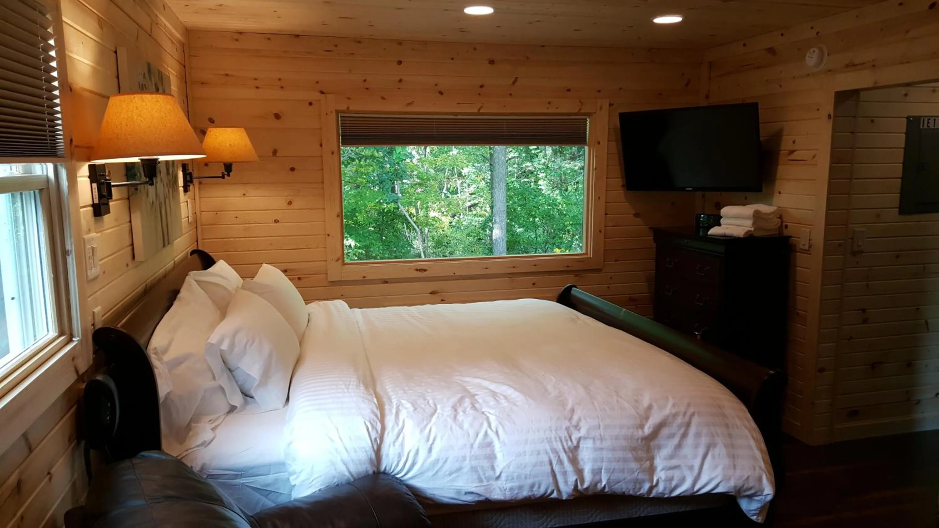 TV and multimedia, Bed in Brook Pointe Resort