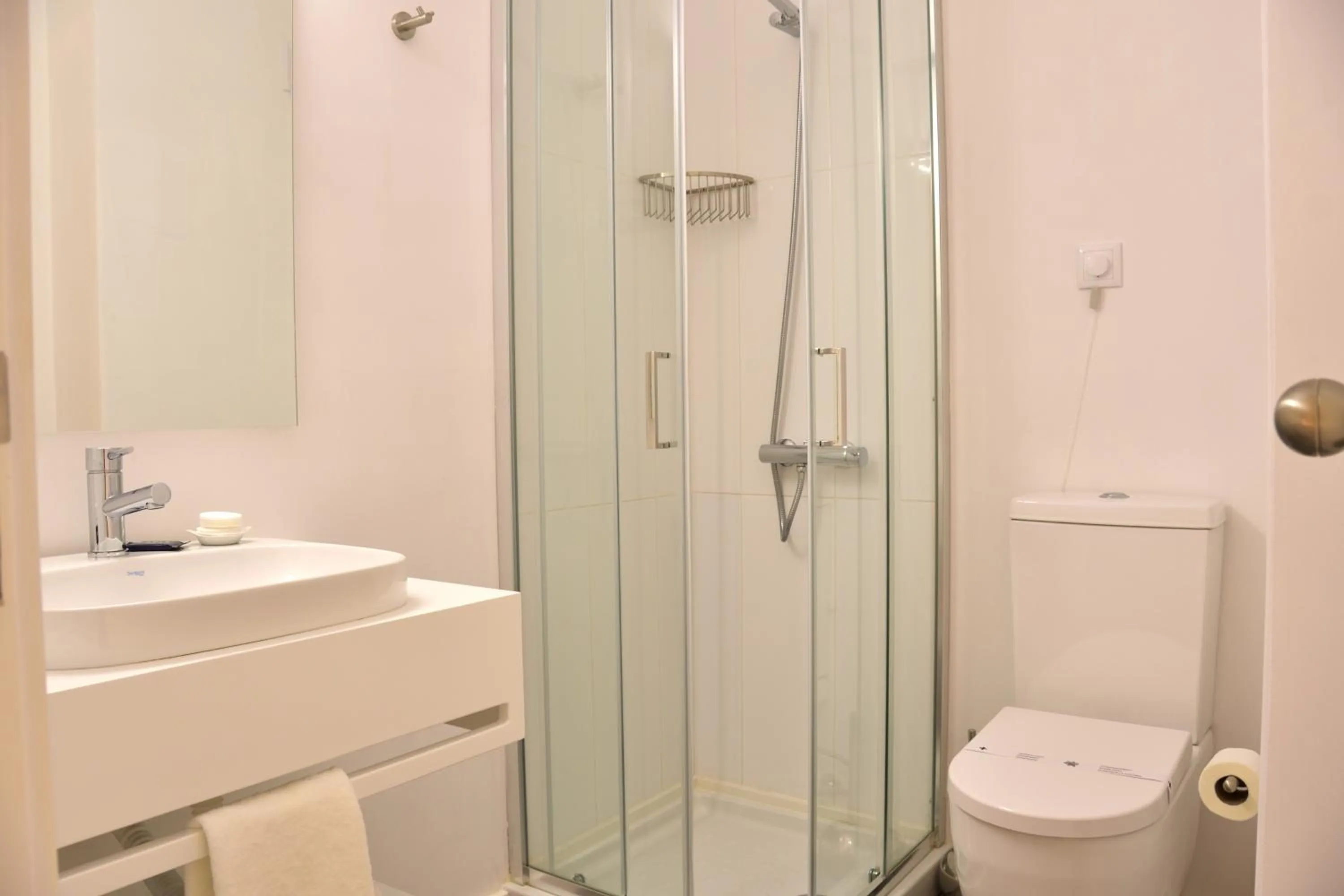 Shower in Hotel Sol Algarve by Kavia