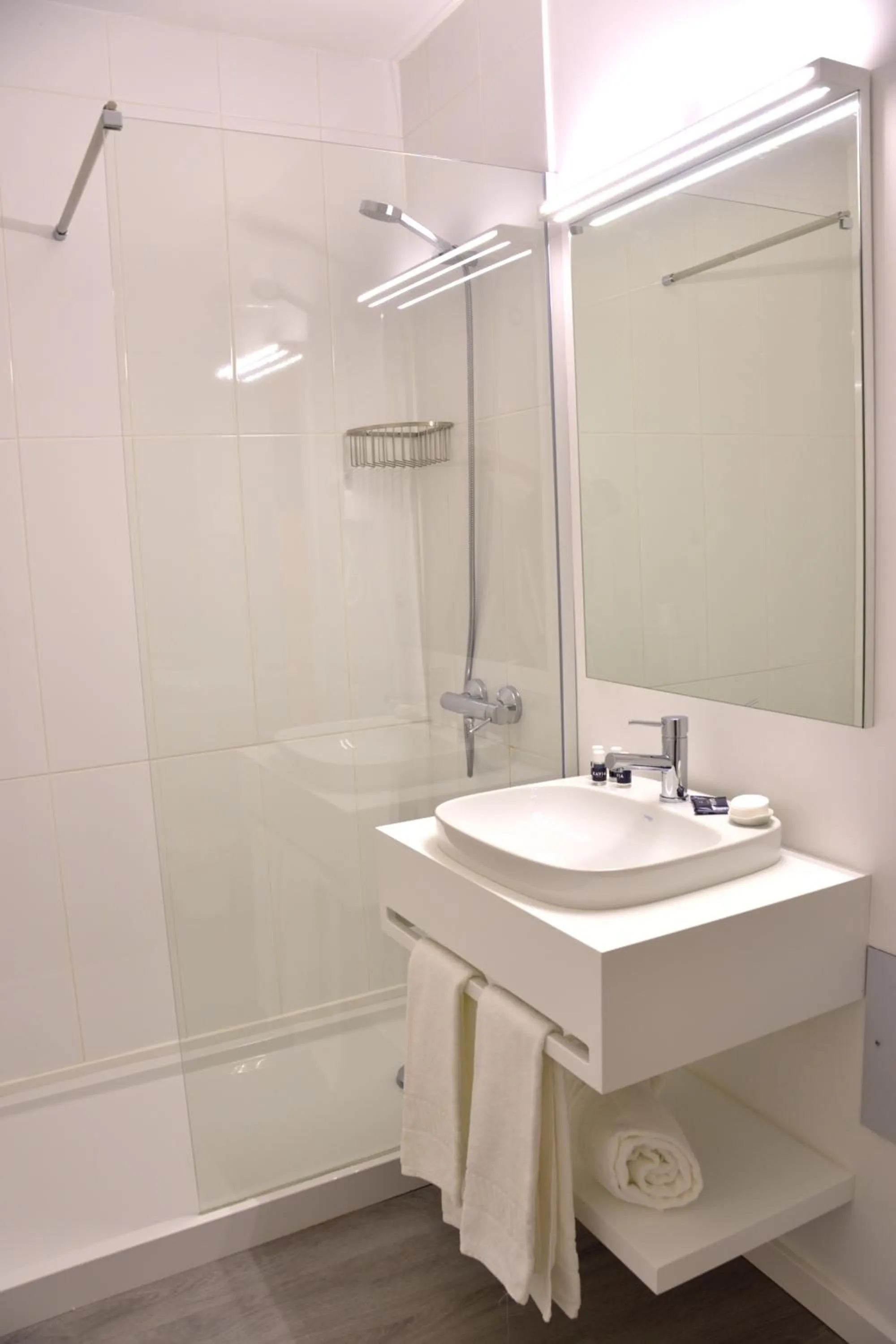 Bathroom in Hotel Sol Algarve by Kavia