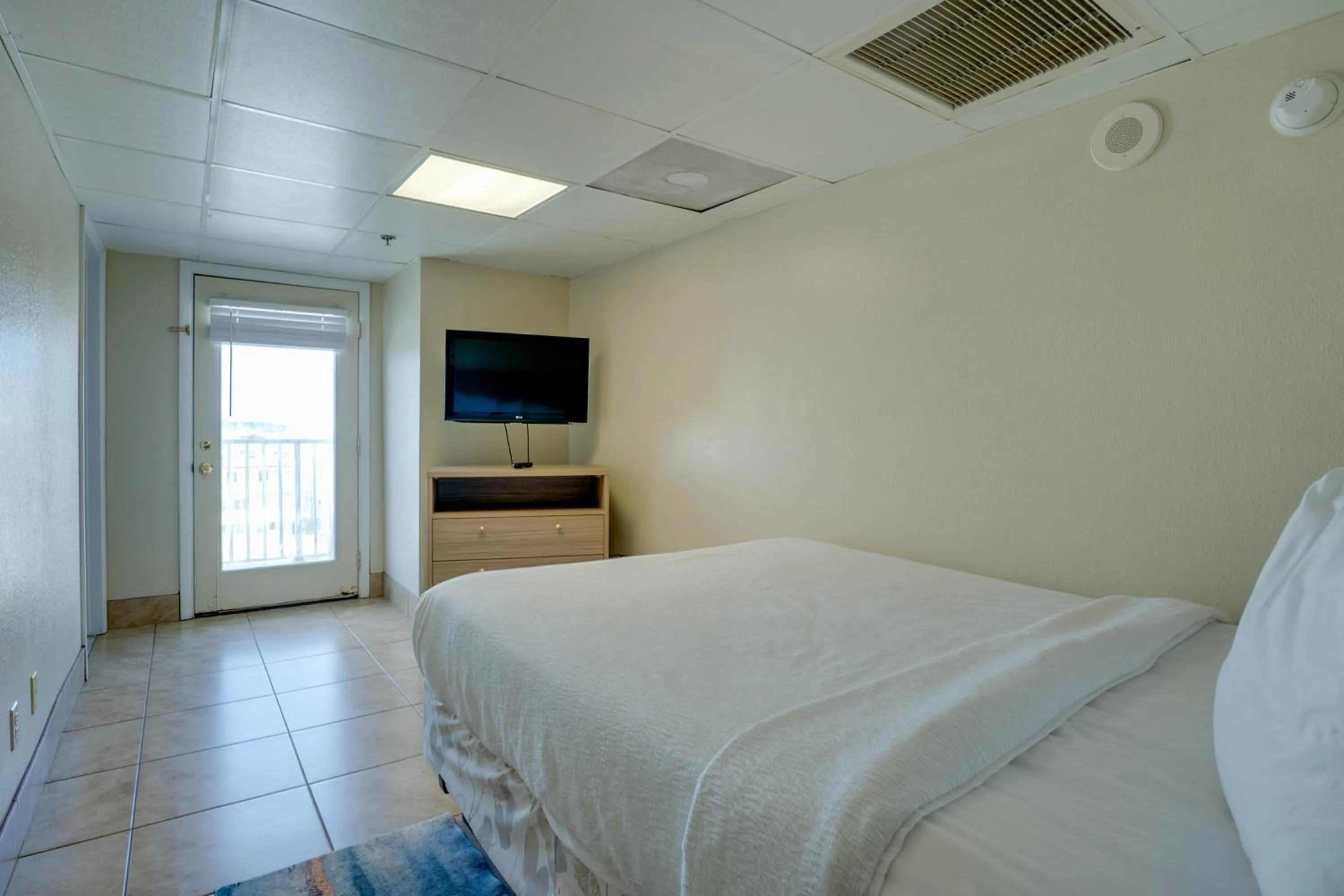 Bed in Paradise Plaza Inn