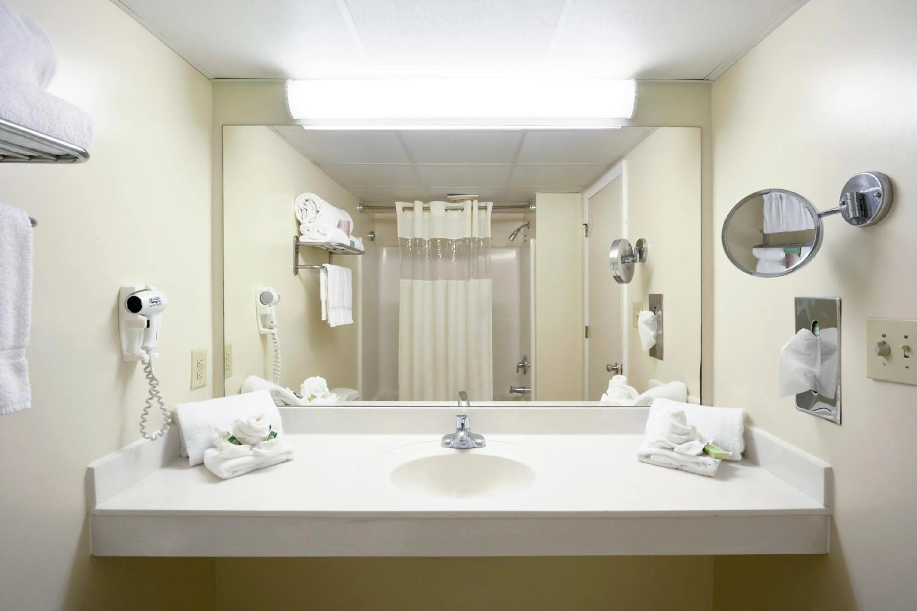 Bathroom in Paradise Plaza Inn