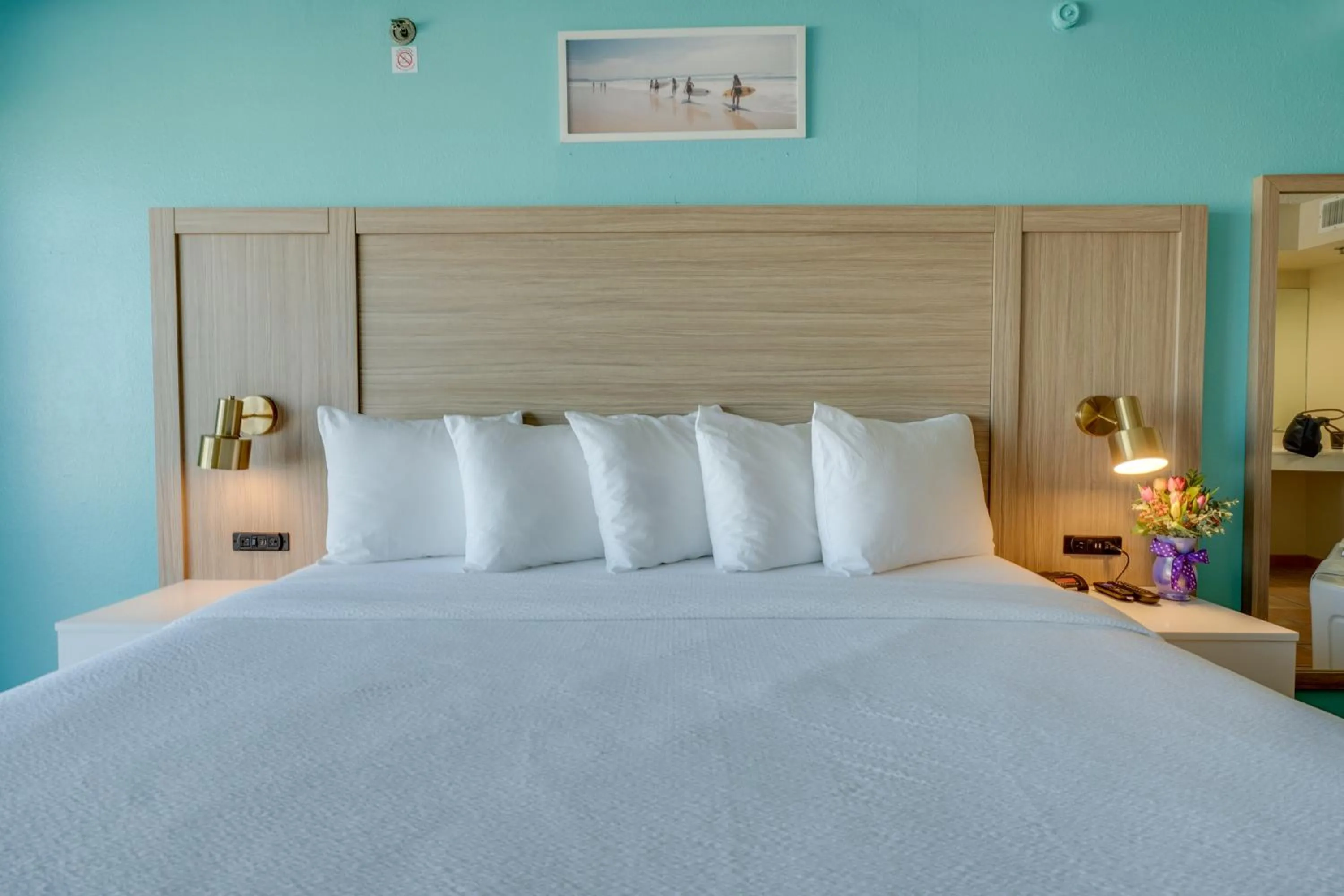 Bed in Paradise Plaza Inn