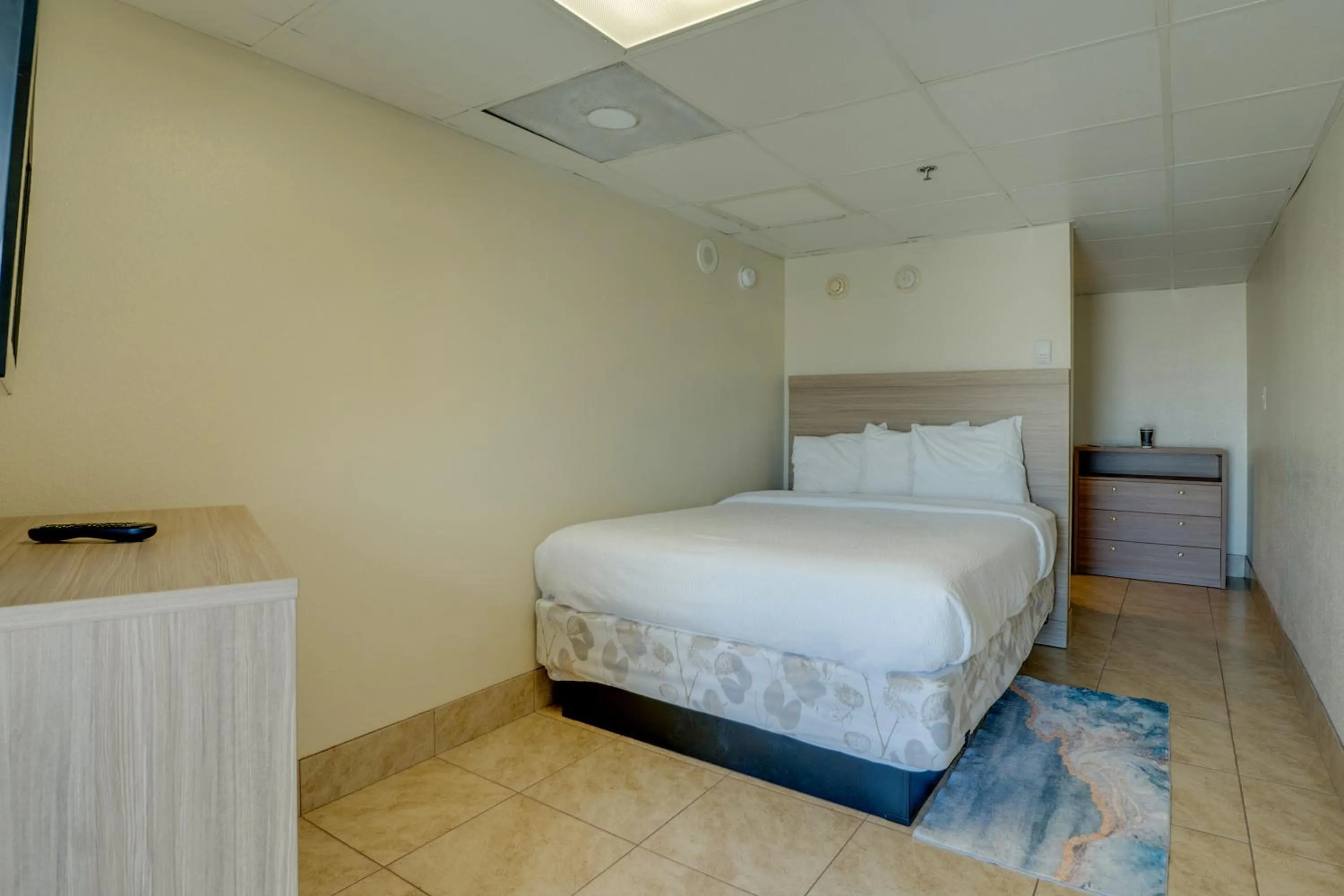 Bed in Paradise Plaza Inn