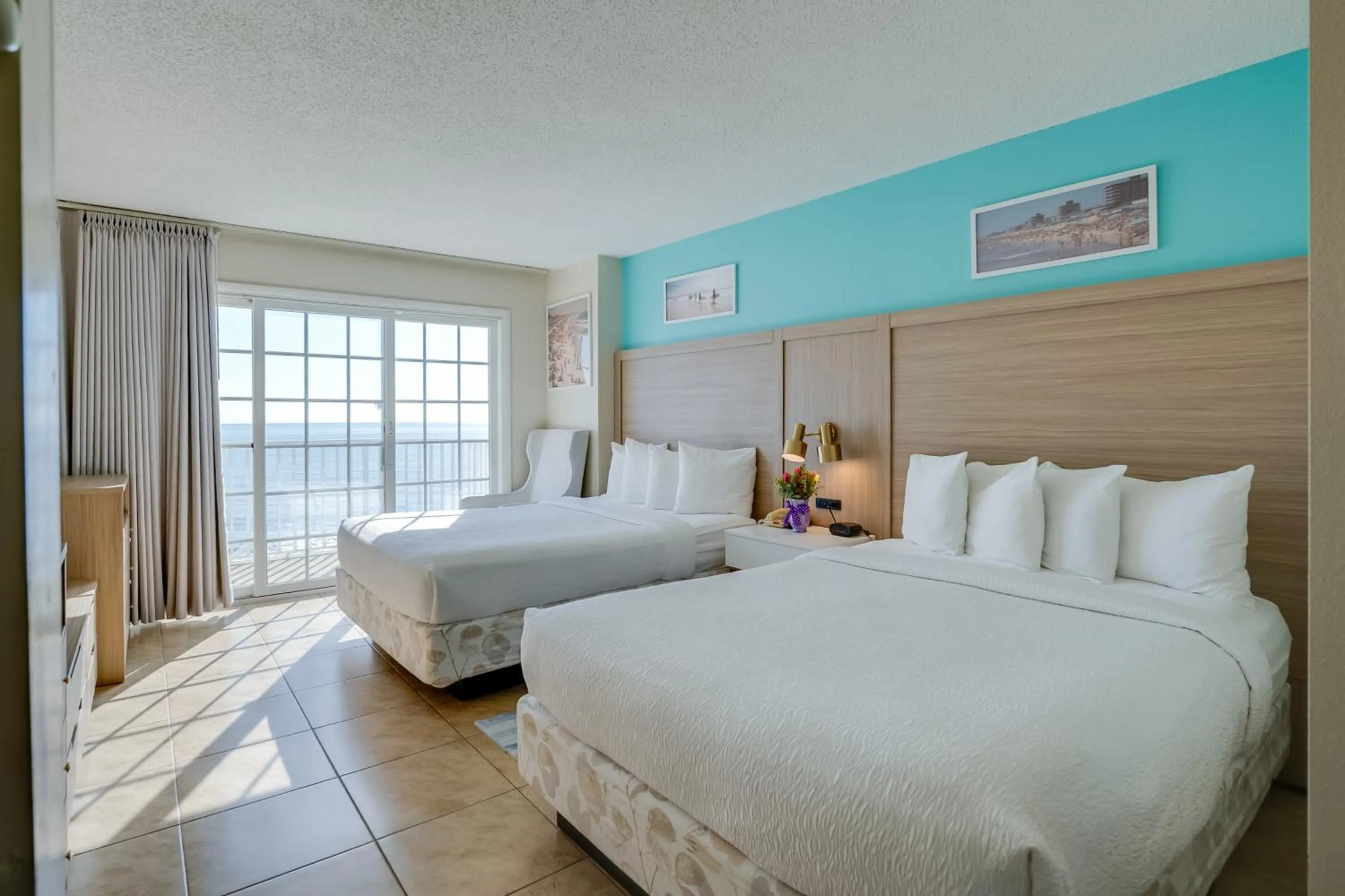 Bed in Paradise Plaza Inn