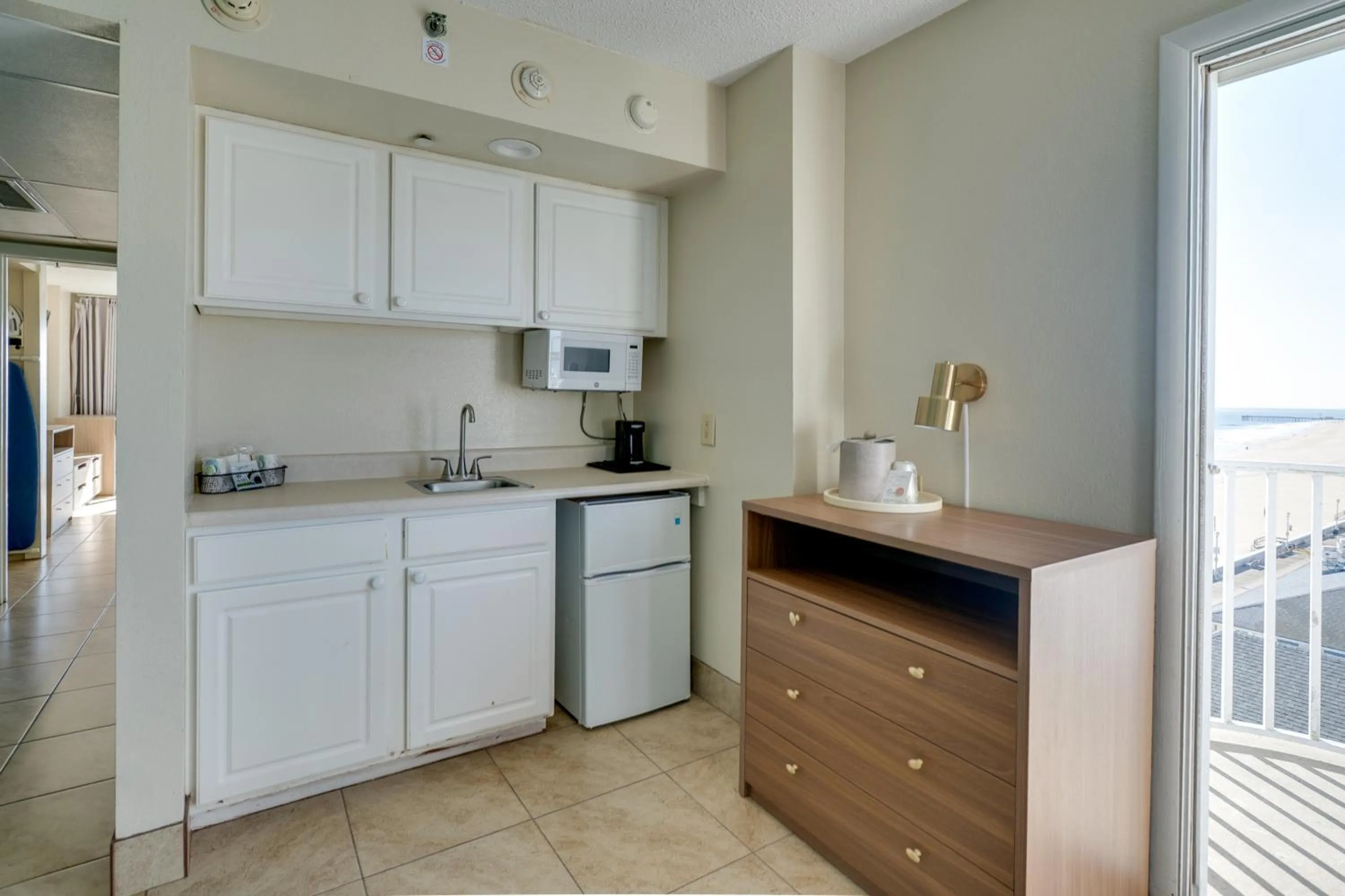 Kitchen or kitchenette in Paradise Plaza Inn