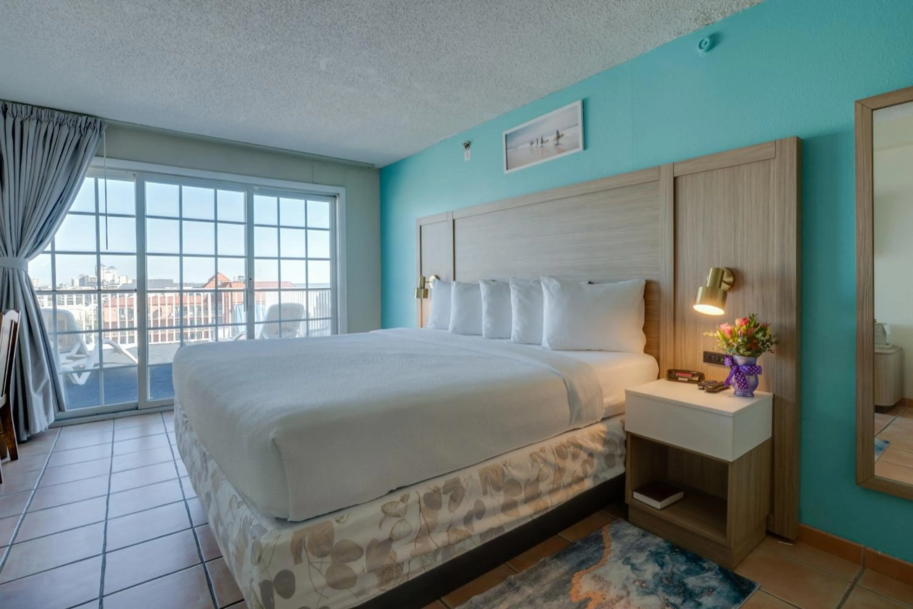 Bed in Paradise Plaza Inn