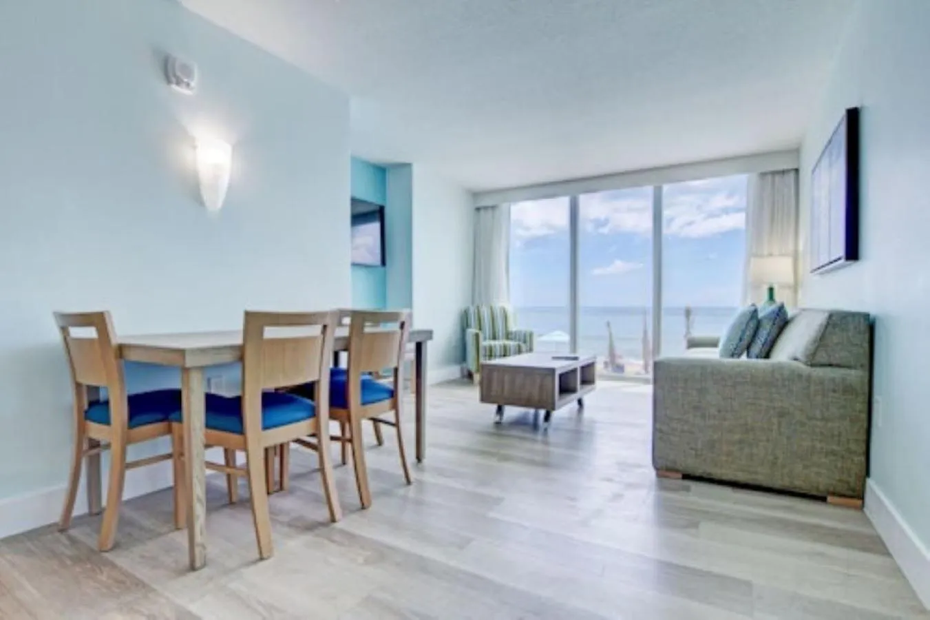 Living room in Grand Seas by Exploria Resorts