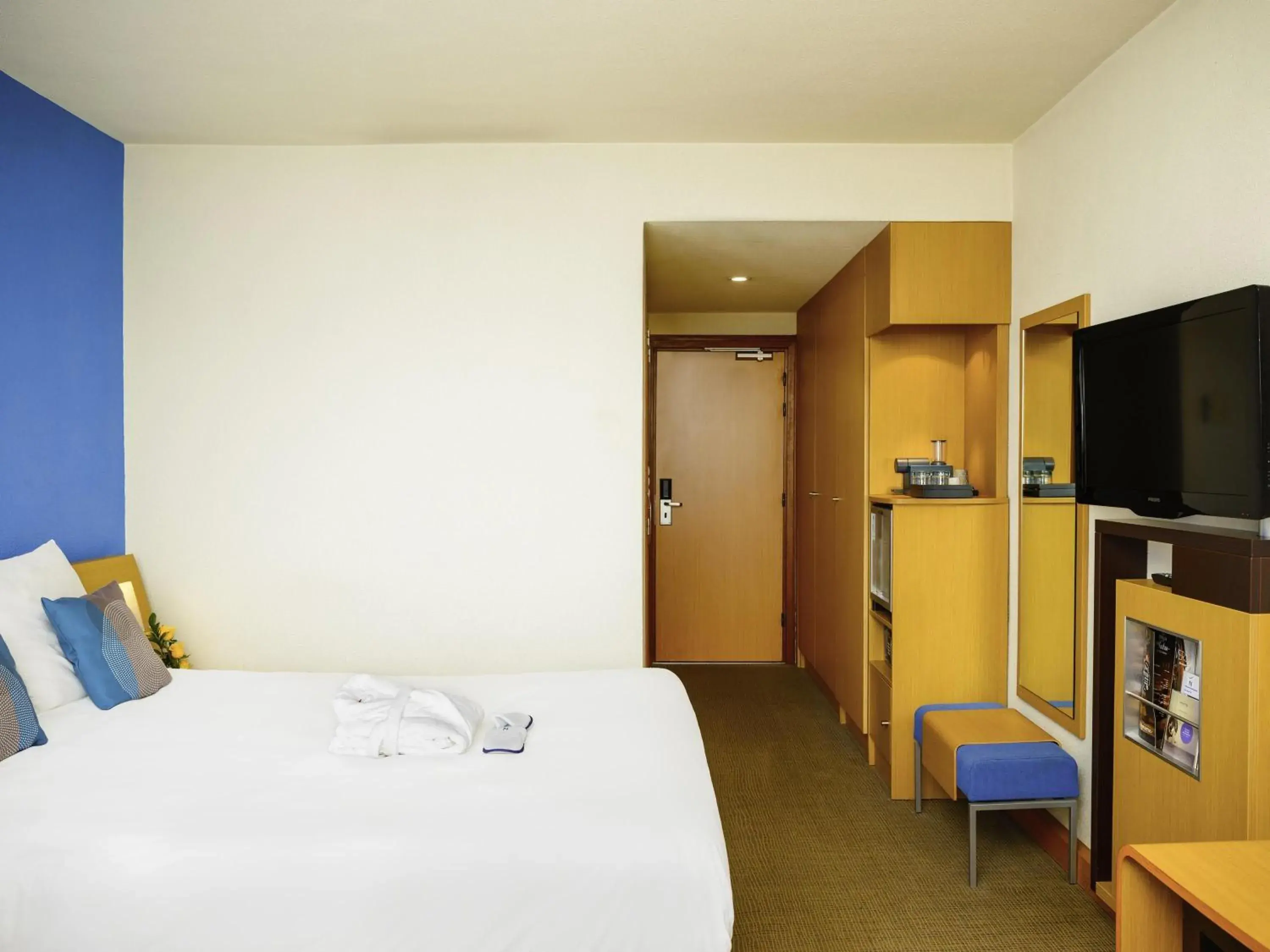 Standard room with Two twin beds and One sofa bed - single occupancy in Novotel Porto Gaia Standard room with Two twin beds and One sofa bed - single occupancy in Novotel Porto Gaia