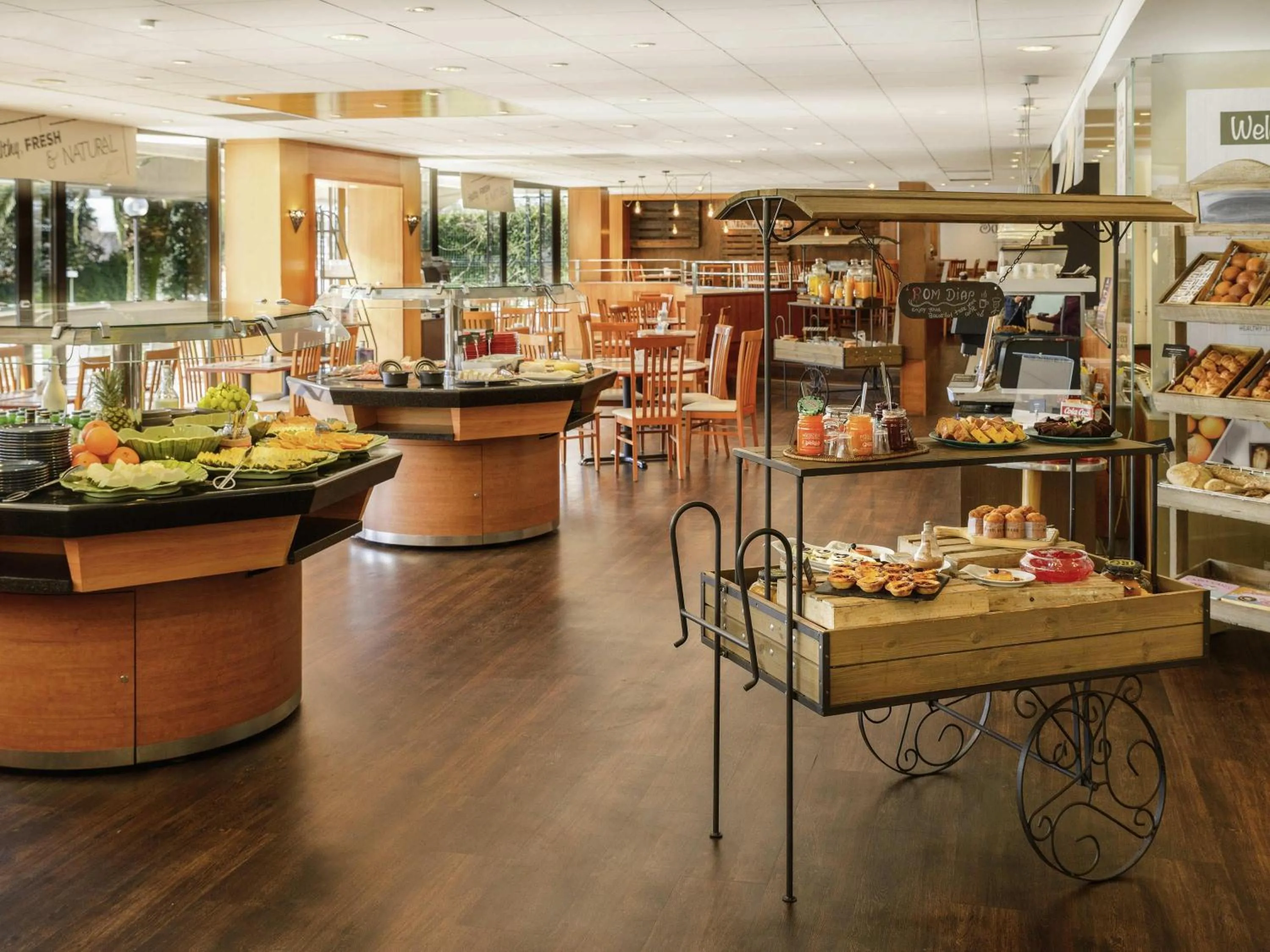 Restaurant/places to eat in Novotel Porto Gaia