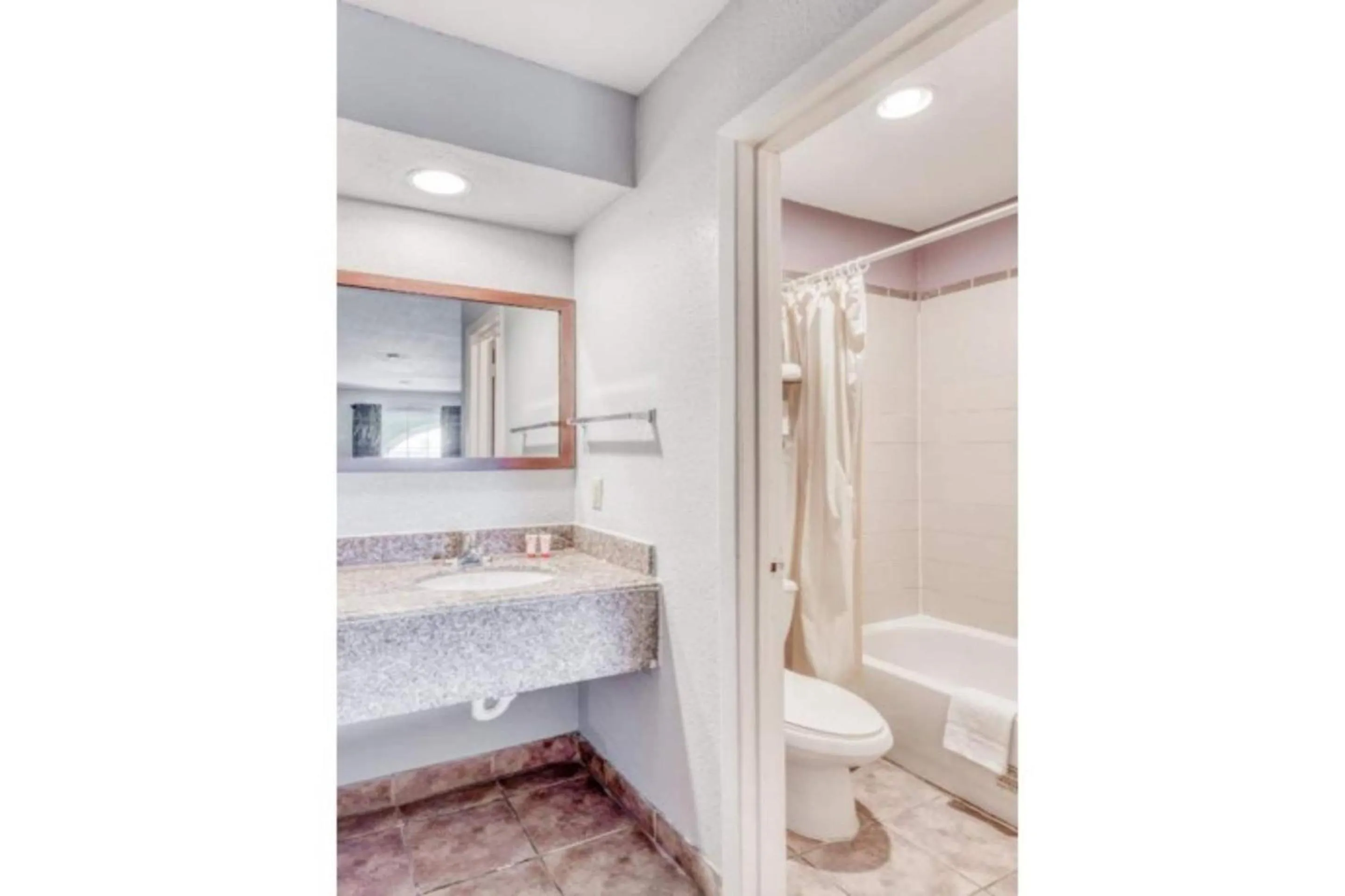 Bathroom in Sienna Inn Channelview, TX