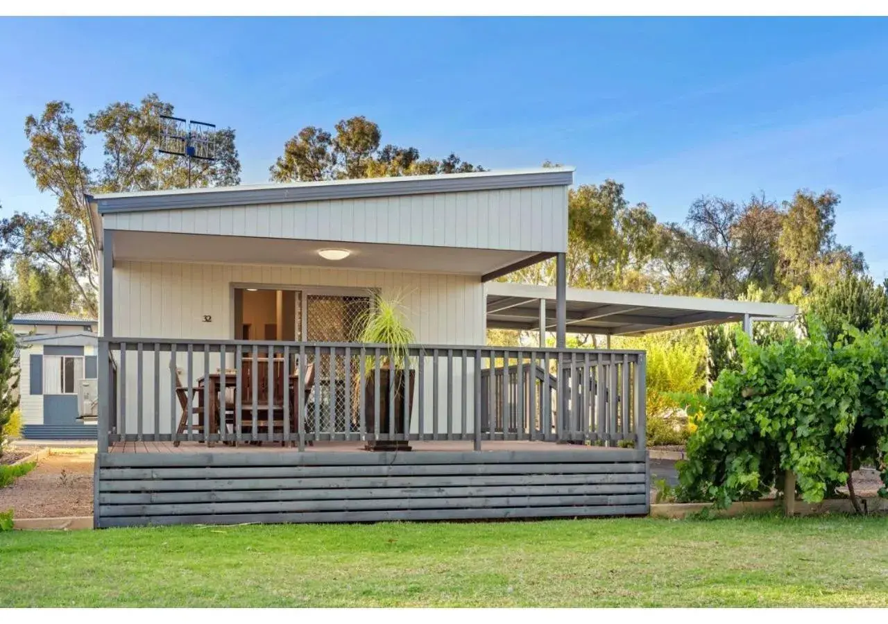 Deluxe Balcony Cabin in Discovery Parks - Lake Bonney Deluxe Balcony Cabin in Discovery Parks - Lake Bonney