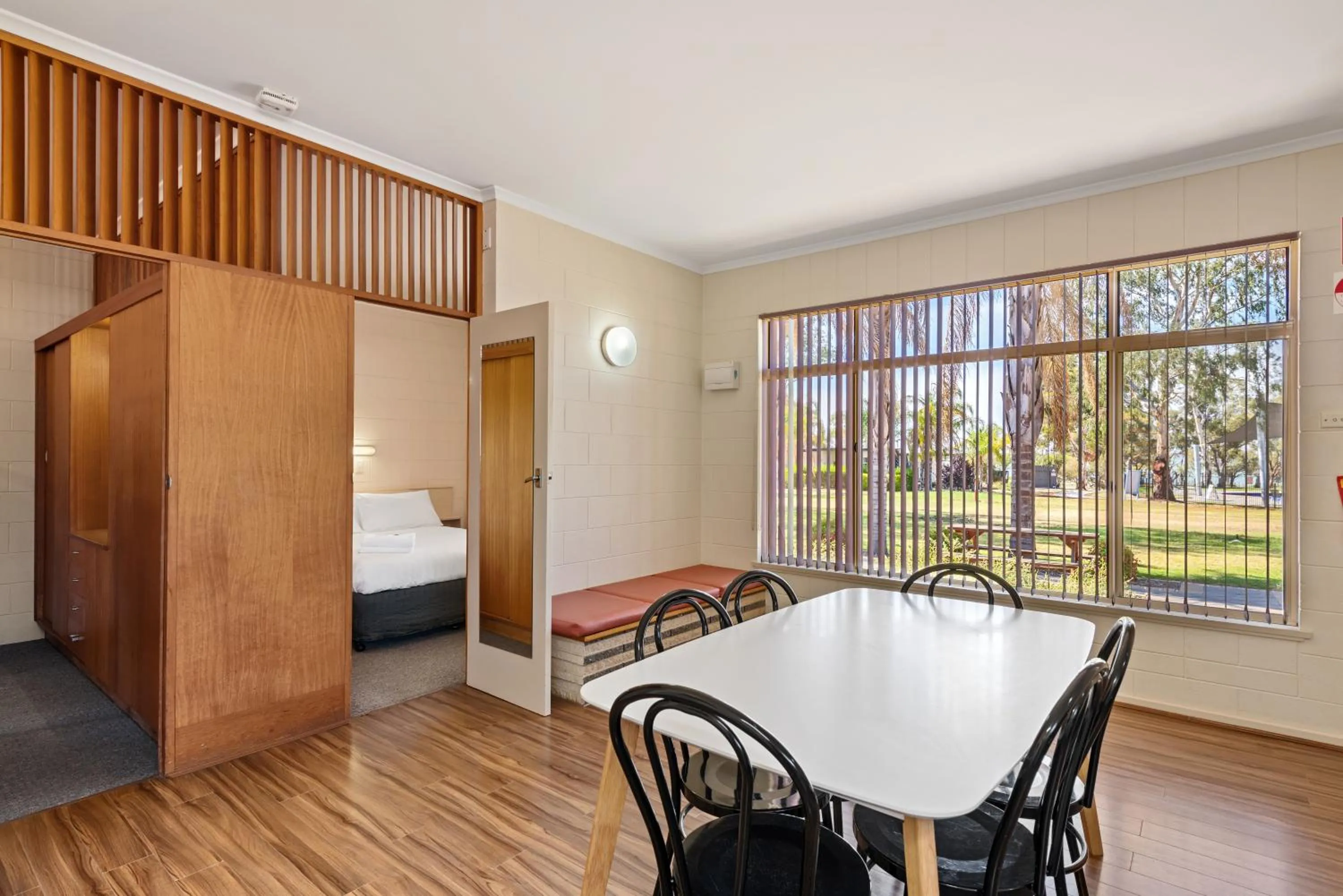 Dining area, Bed in Discovery Parks - Lake Bonney