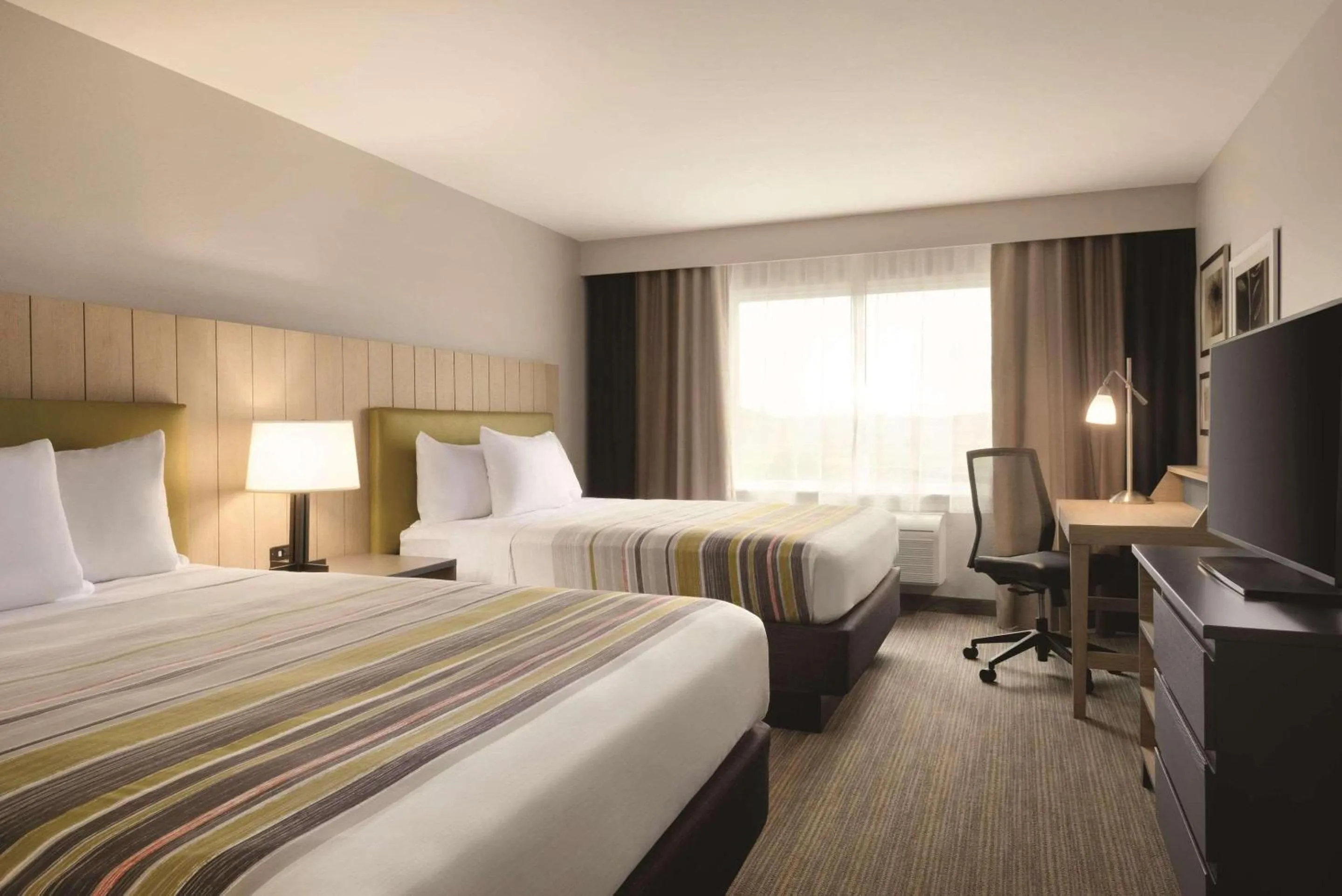 Bedroom, Bed in Country Inn & Suites by Radisson, Ft Atkinson, WI