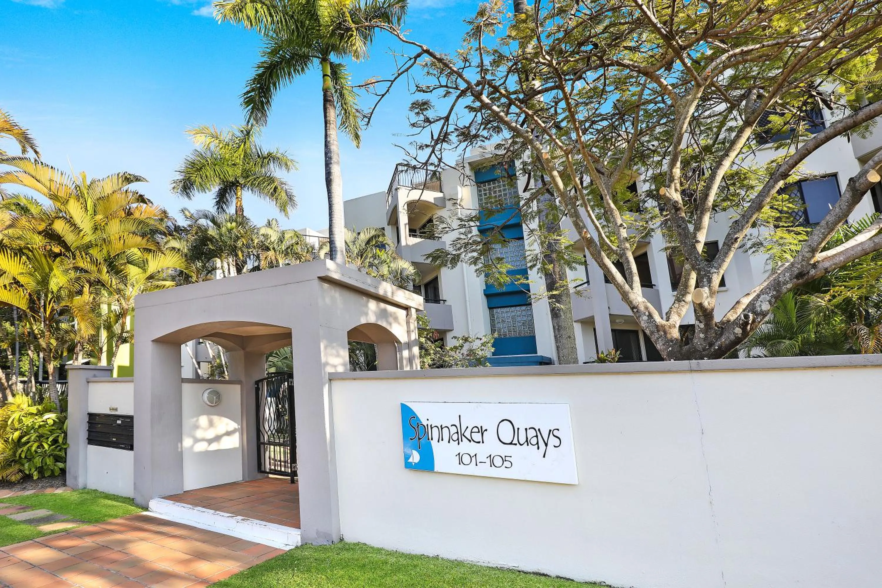 Facade/entrance in Spinnaker Quays