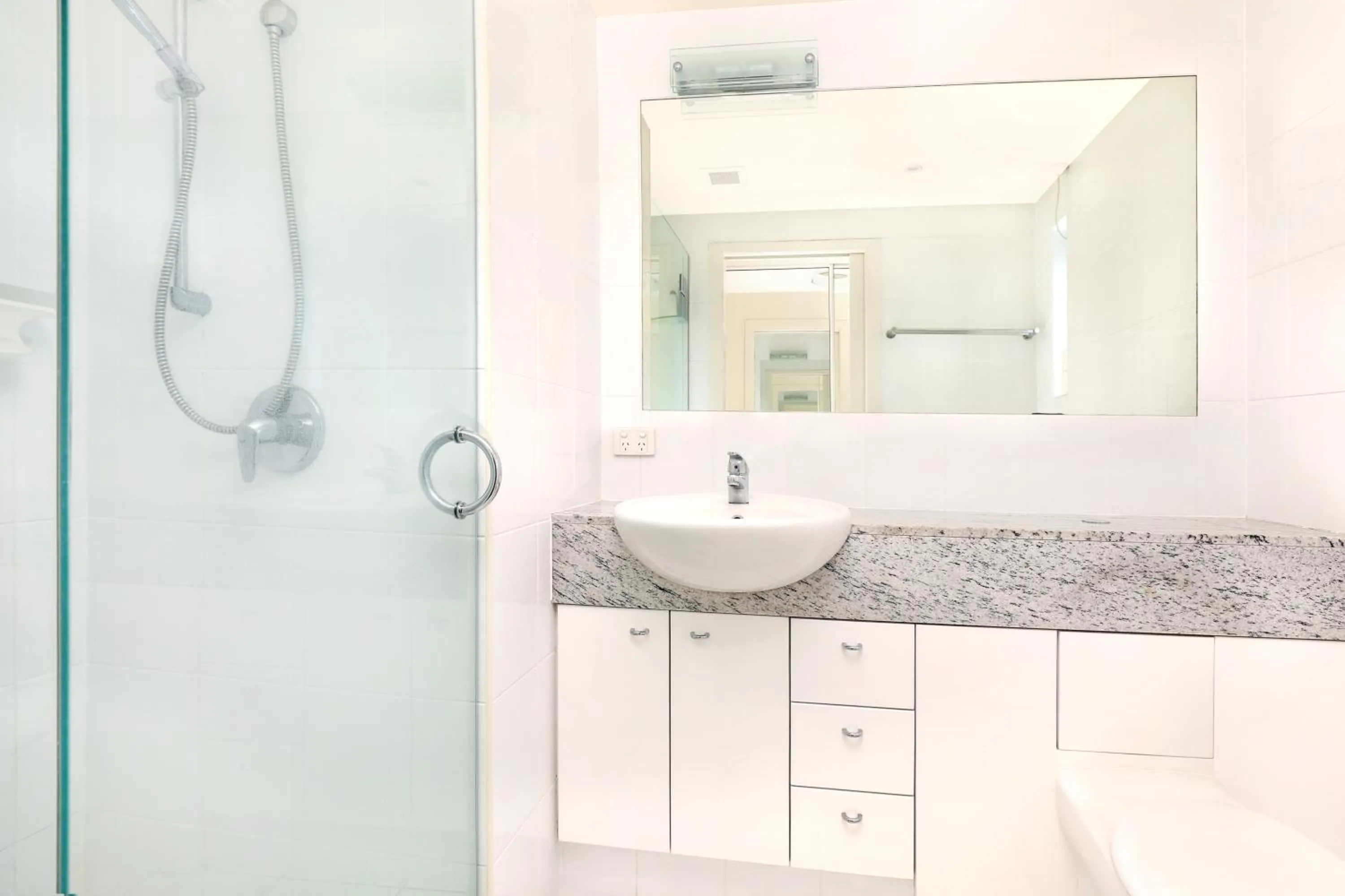 Swimming pool in Spinnaker Quays