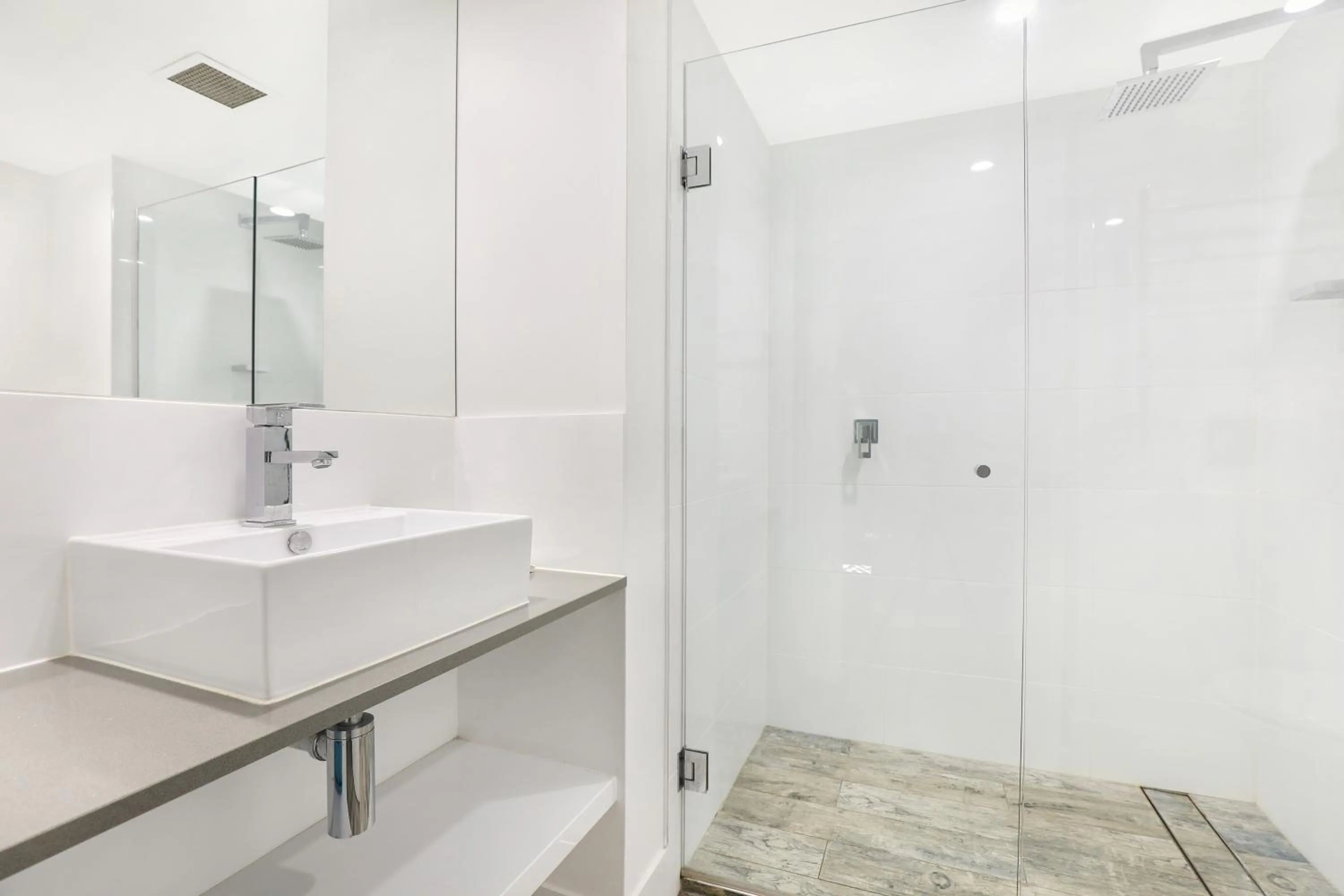 Shower in Spinnaker Quays