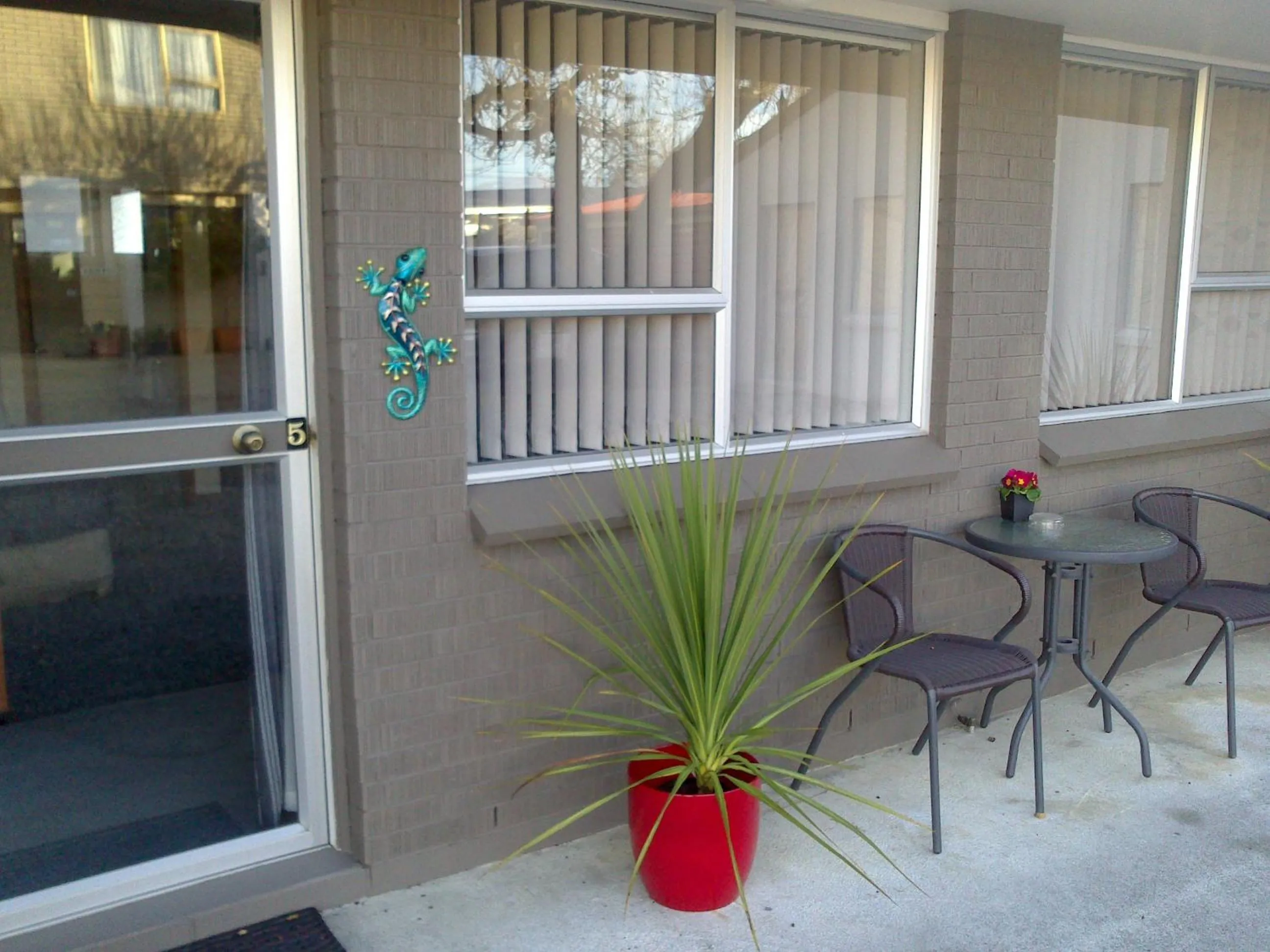 Facade/entrance in Almond Court Motel