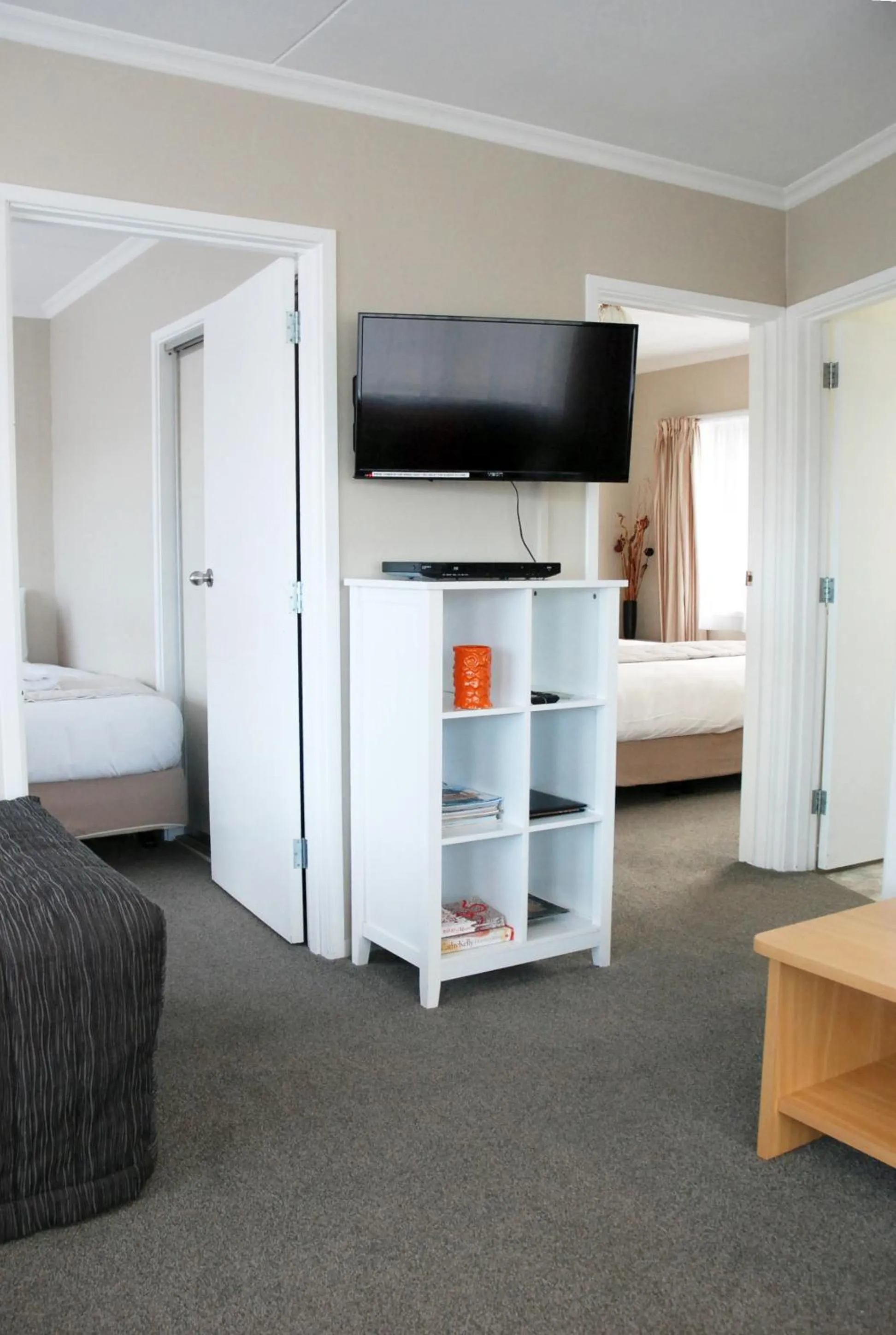 TV and multimedia, Bed in Almond Court Motel