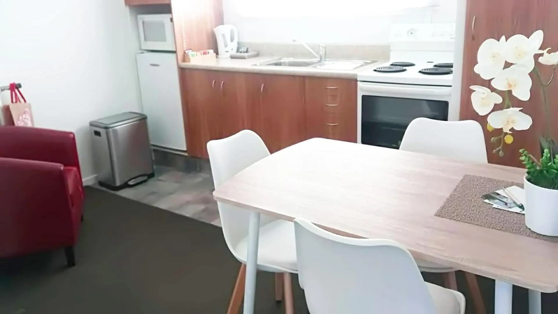 Kitchen or kitchenette in Almond Court Motel