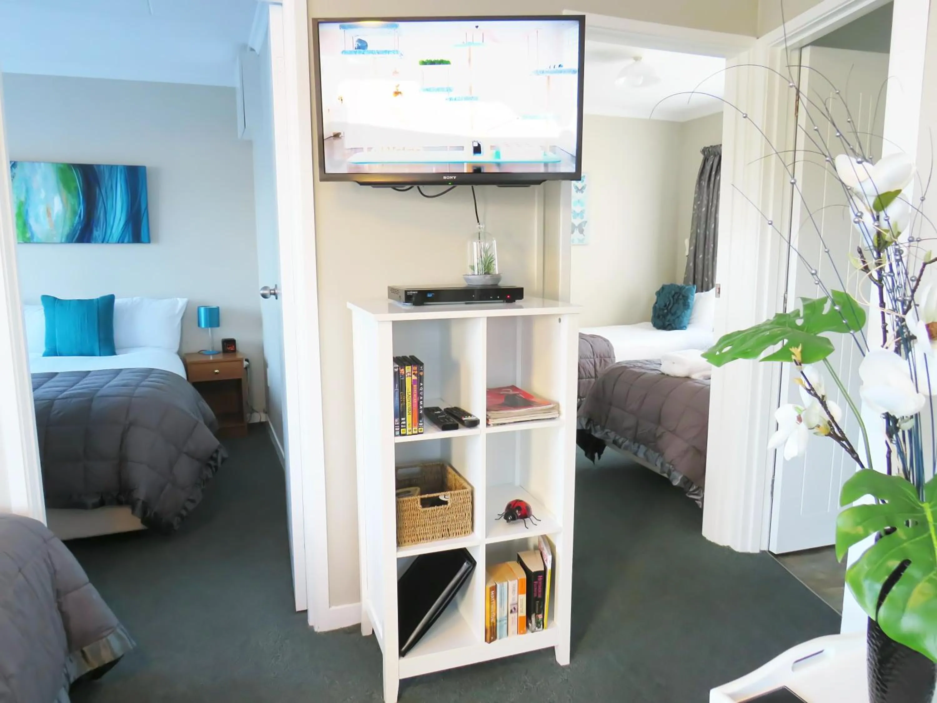 Bedroom, Bed in Almond Court Motel