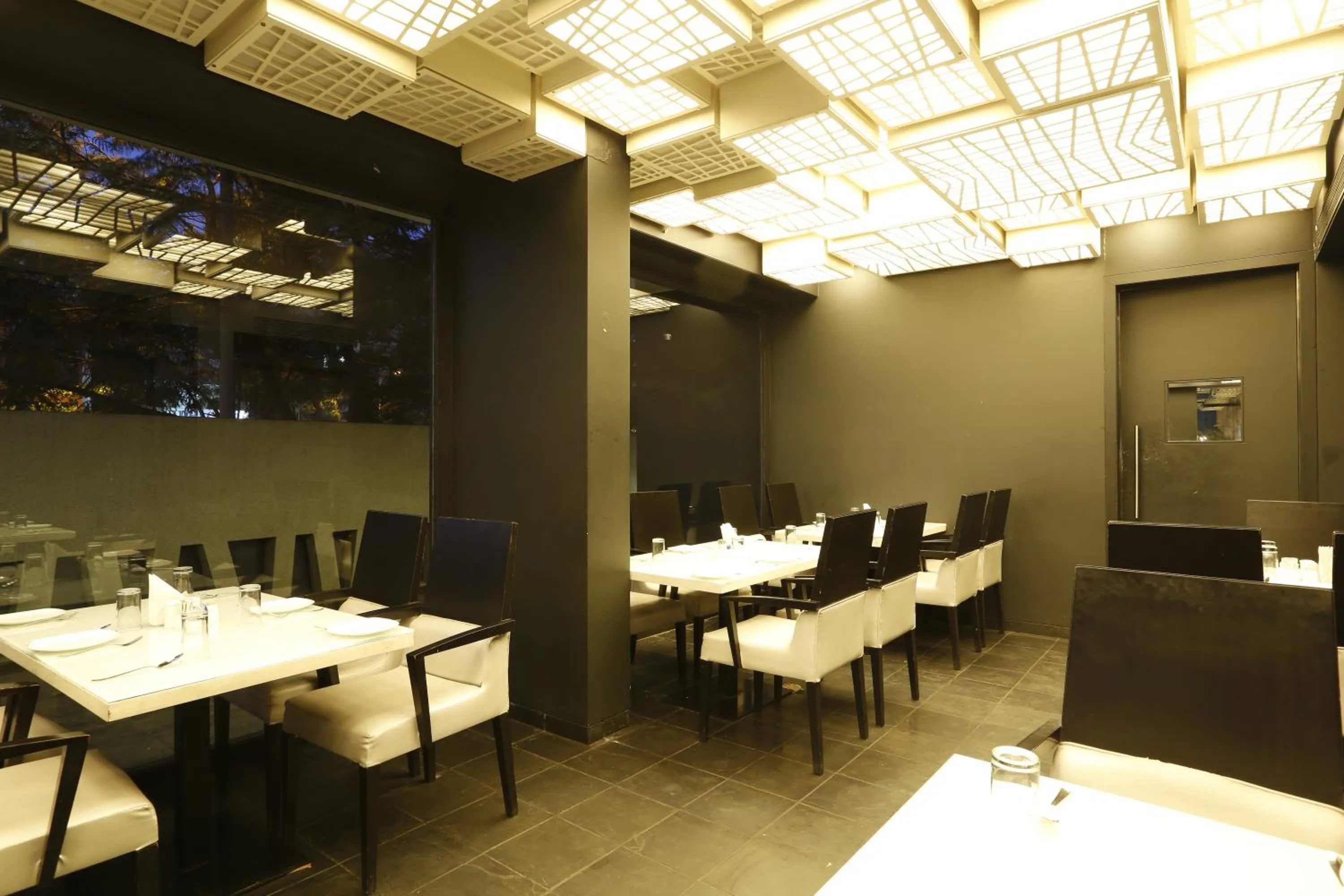 Restaurant/places to eat in Dragonfly Hotel - The Art Hotel