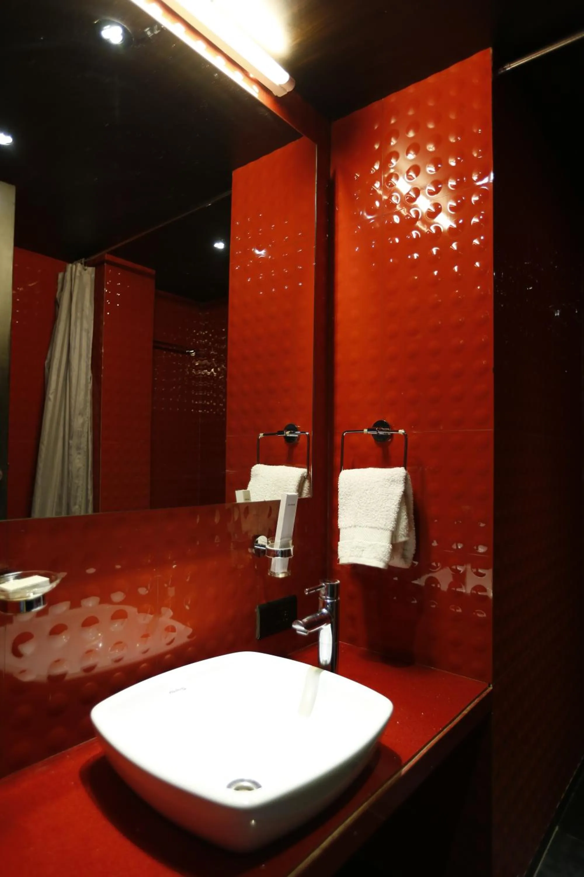 Night in Dragonfly Hotel - The Art Hotel