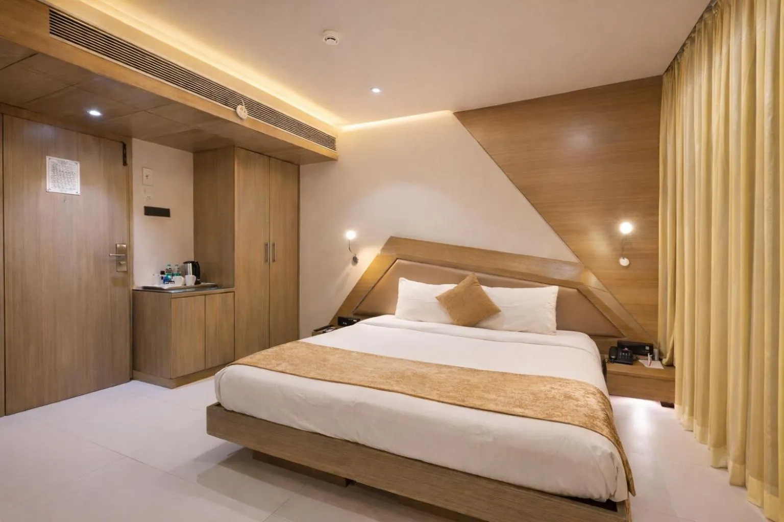 Bedroom, Bed in Dragonfly Hotel - The Art Hotel