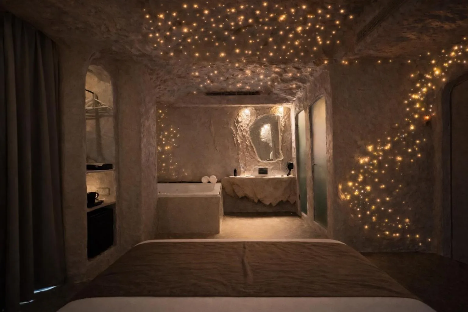 Bathroom, Bed in Dragonfly Hotel - The Art Hotel