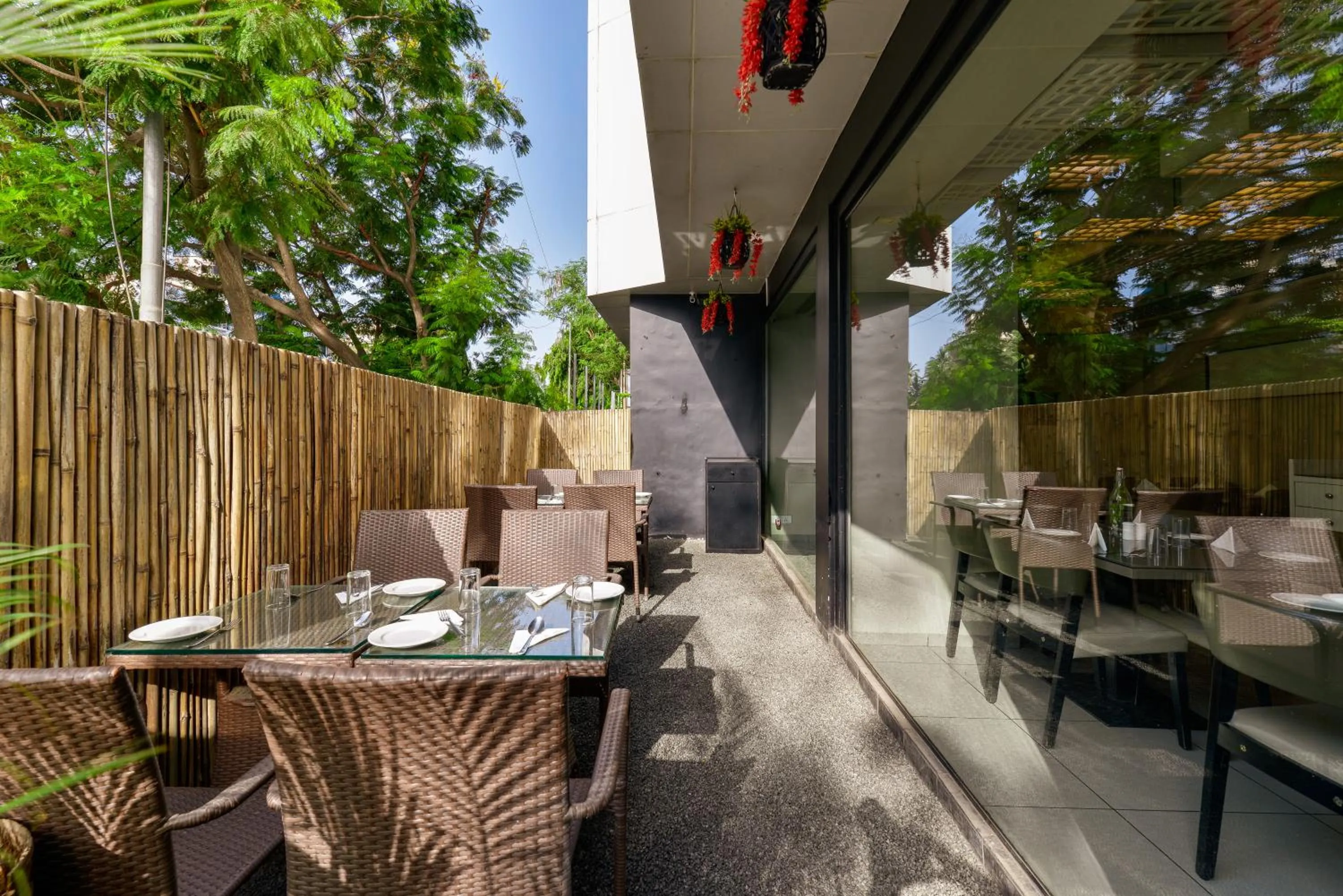 Restaurant/places to eat in Dragonfly Hotel - The Art Hotel