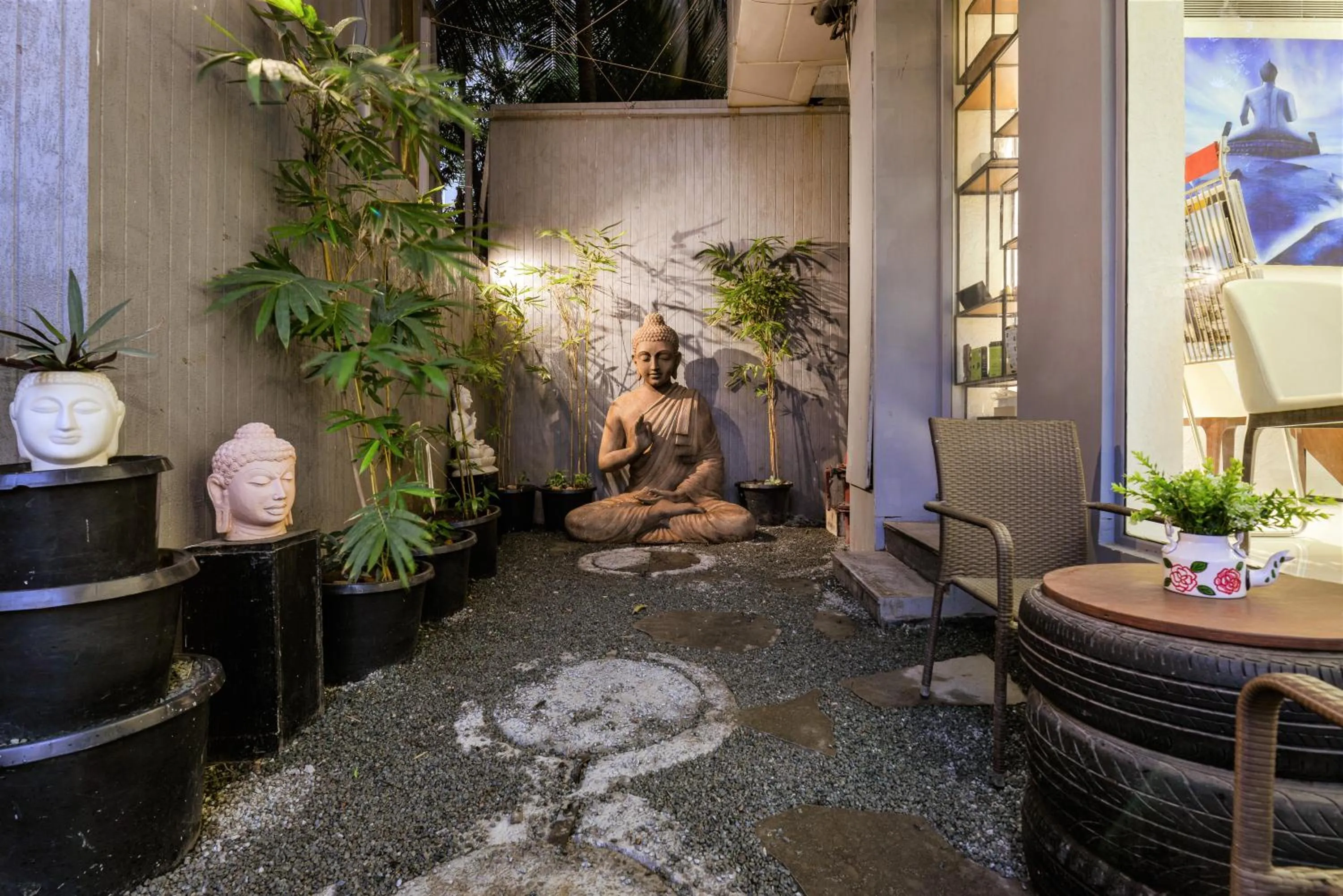 Restaurant/places to eat in Dragonfly Hotel - The Art Hotel