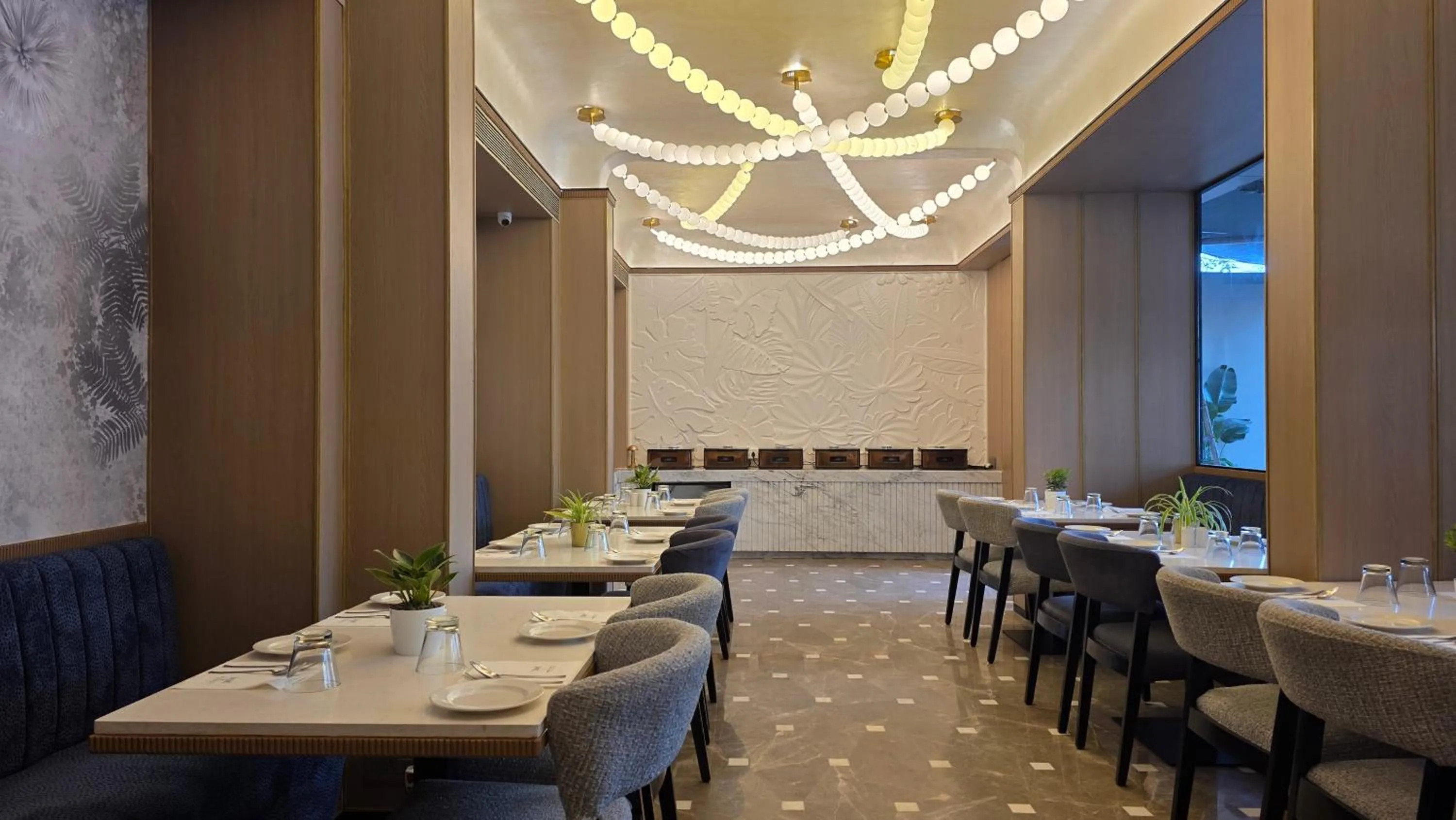 Restaurant/places to eat in Dragonfly Hotel - The Art Hotel