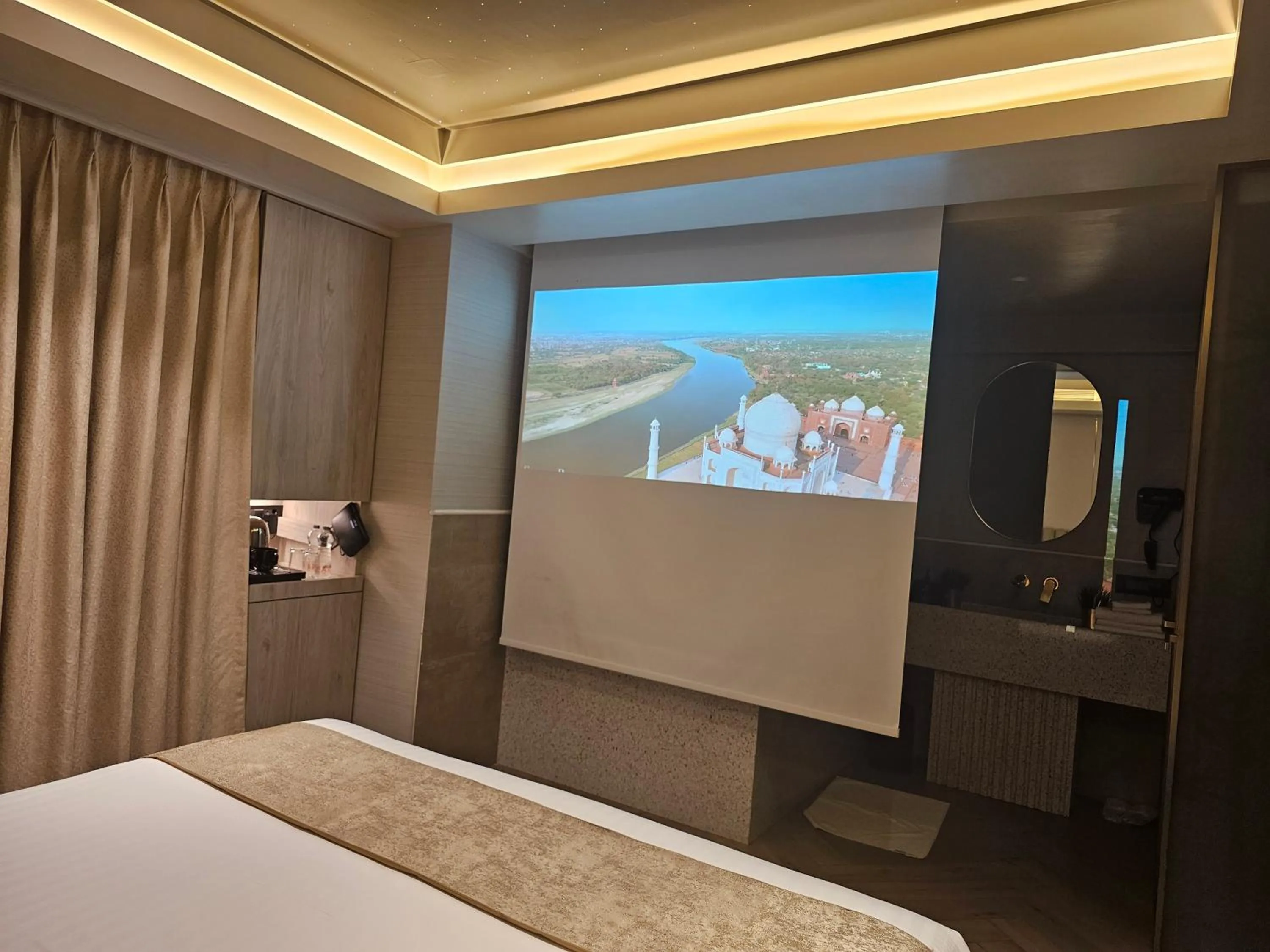 TV and multimedia, Bed in Dragonfly Hotel - The Art Hotel