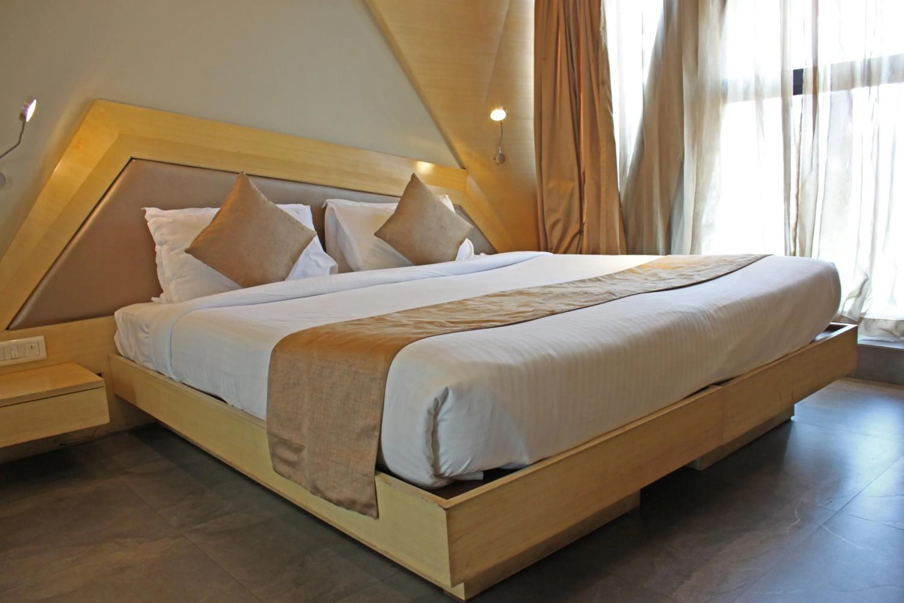 Day, Bed in Dragonfly Hotel - The Art Hotel