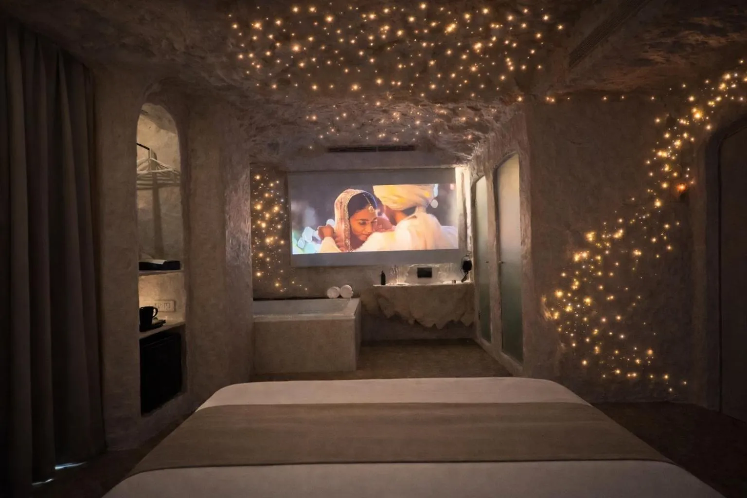 Bedroom, Bed in Dragonfly Hotel - The Art Hotel