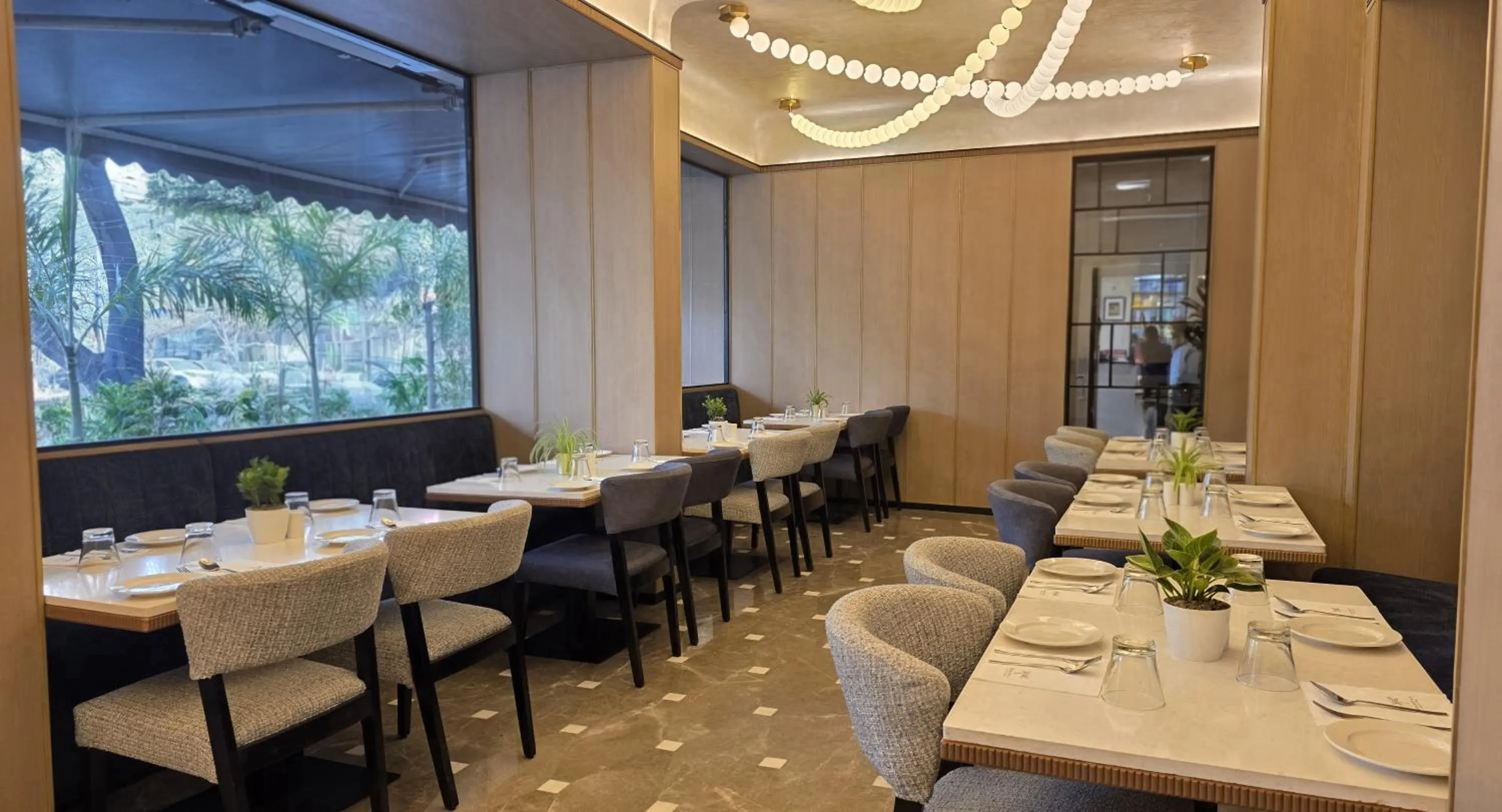 Restaurant/places to eat in Dragonfly Hotel - The Art Hotel