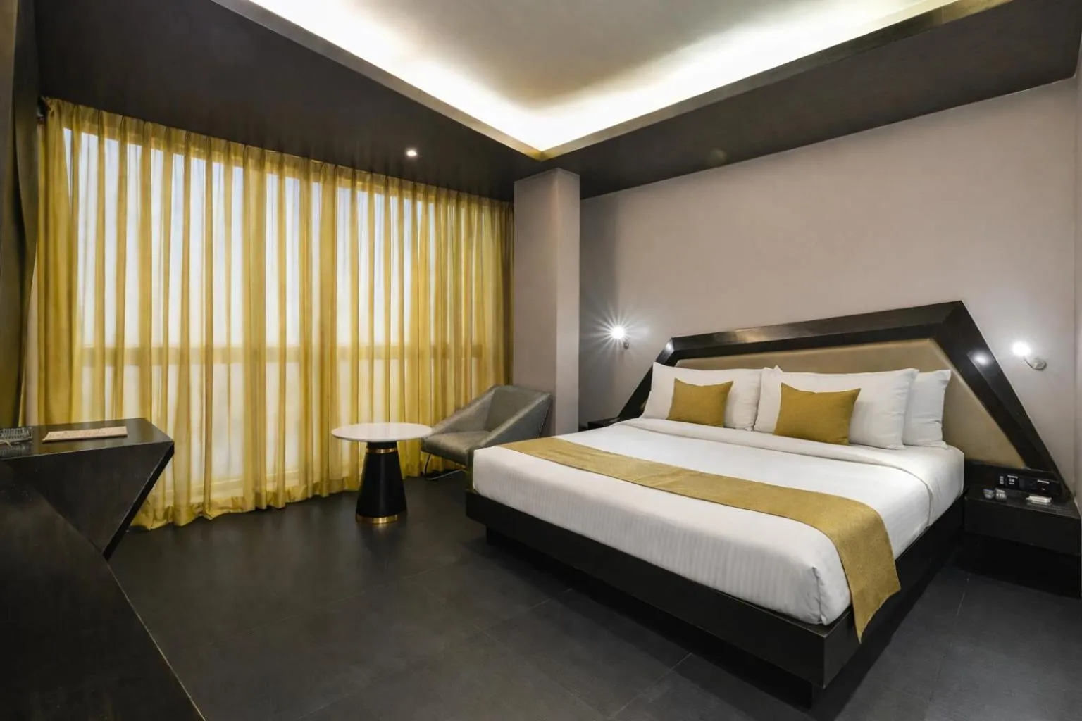 Bedroom, Bed in Dragonfly Hotel - The Art Hotel