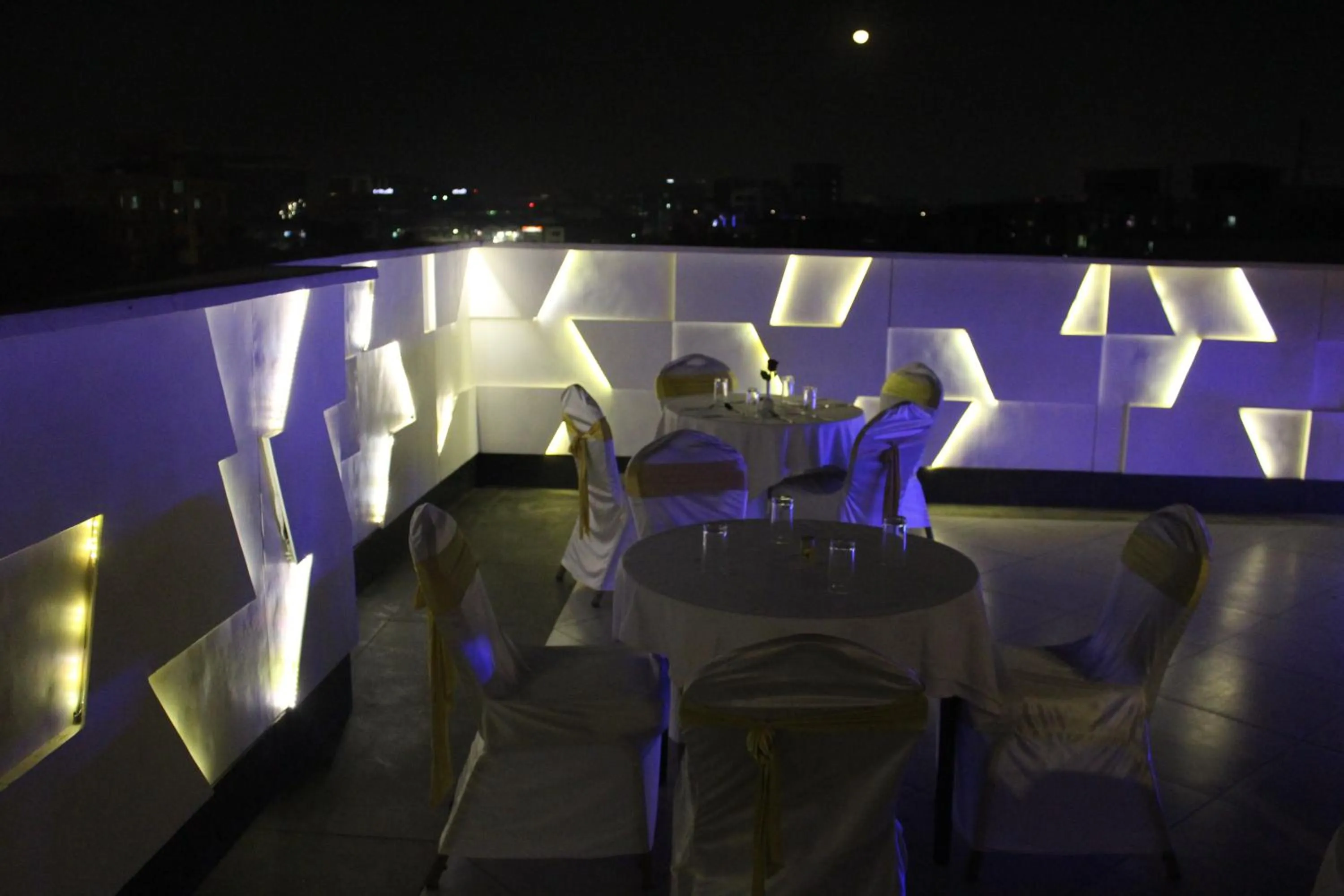 Restaurant/places to eat in Dragonfly Hotel - The Art Hotel