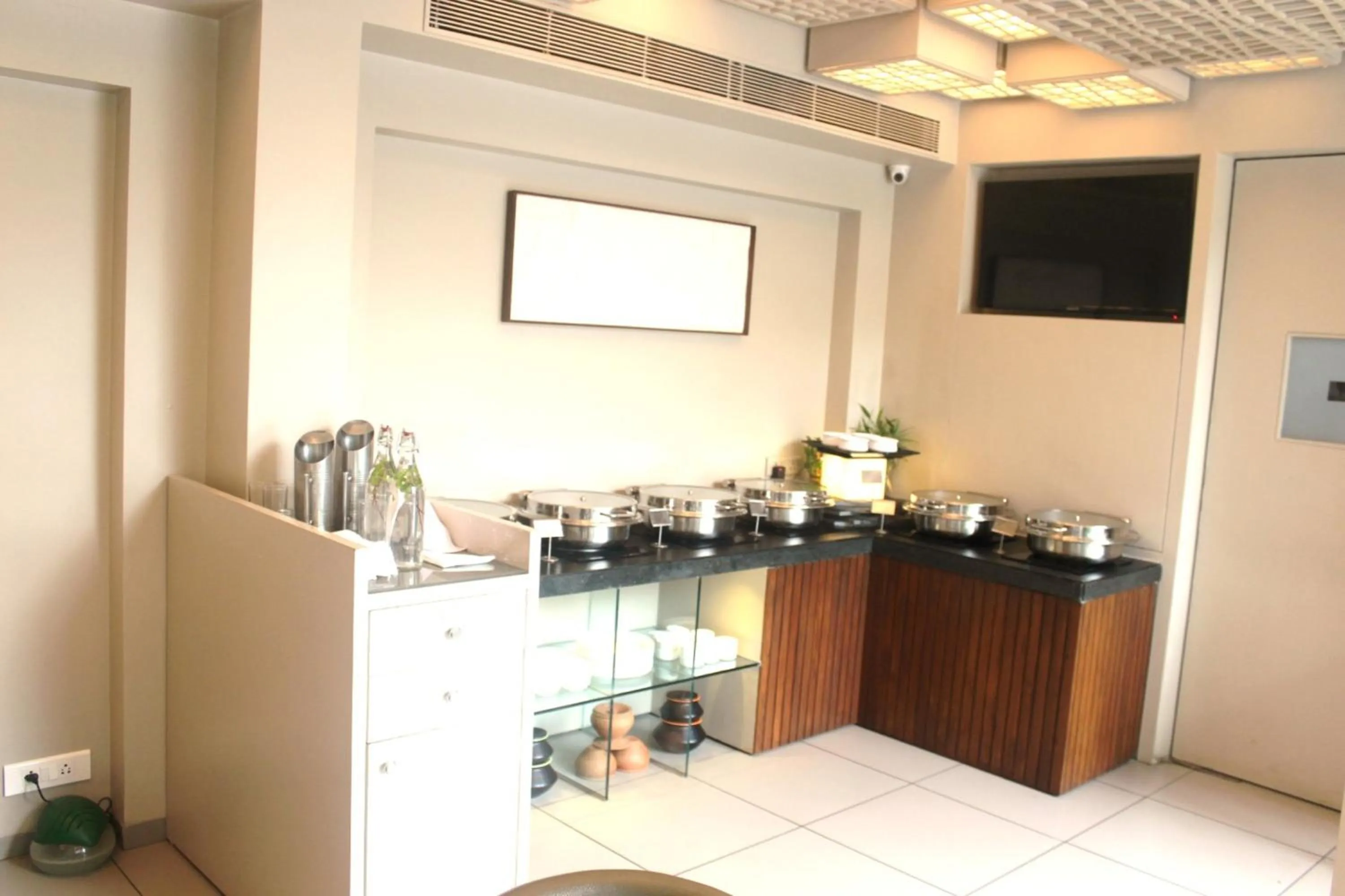 Restaurant/places to eat in Dragonfly Hotel - The Art Hotel